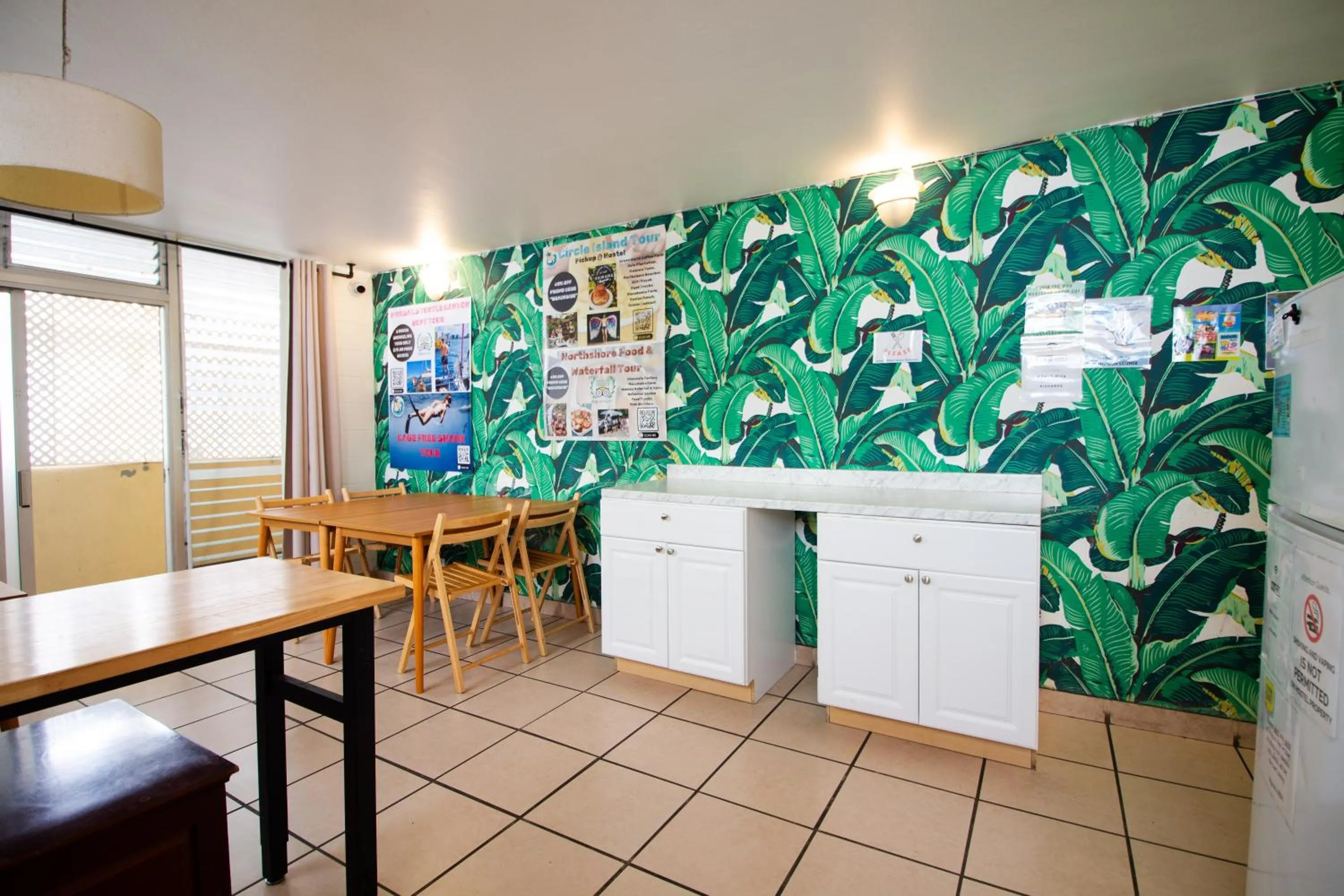 Kitchen or kitchenette in Waikiki Beachside Hostel