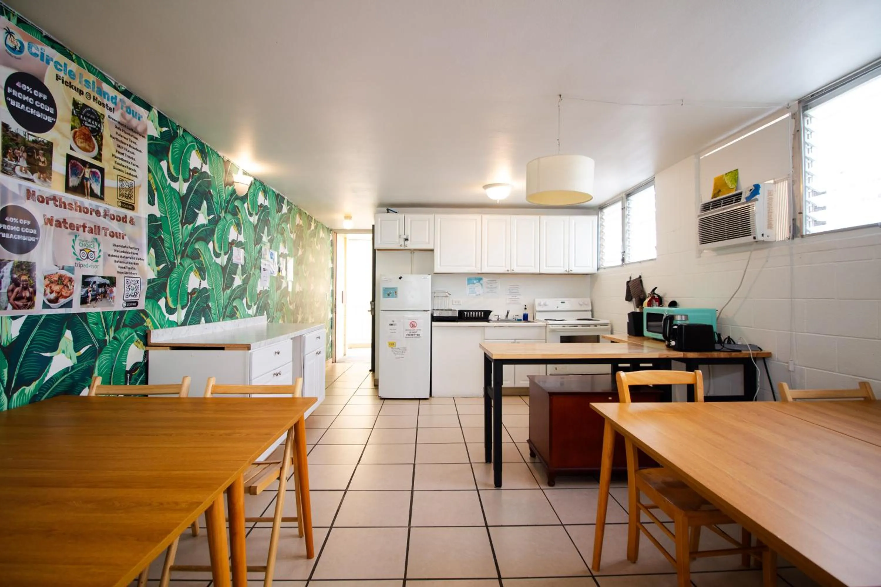 Kitchen or kitchenette in Waikiki Beachside Hostel