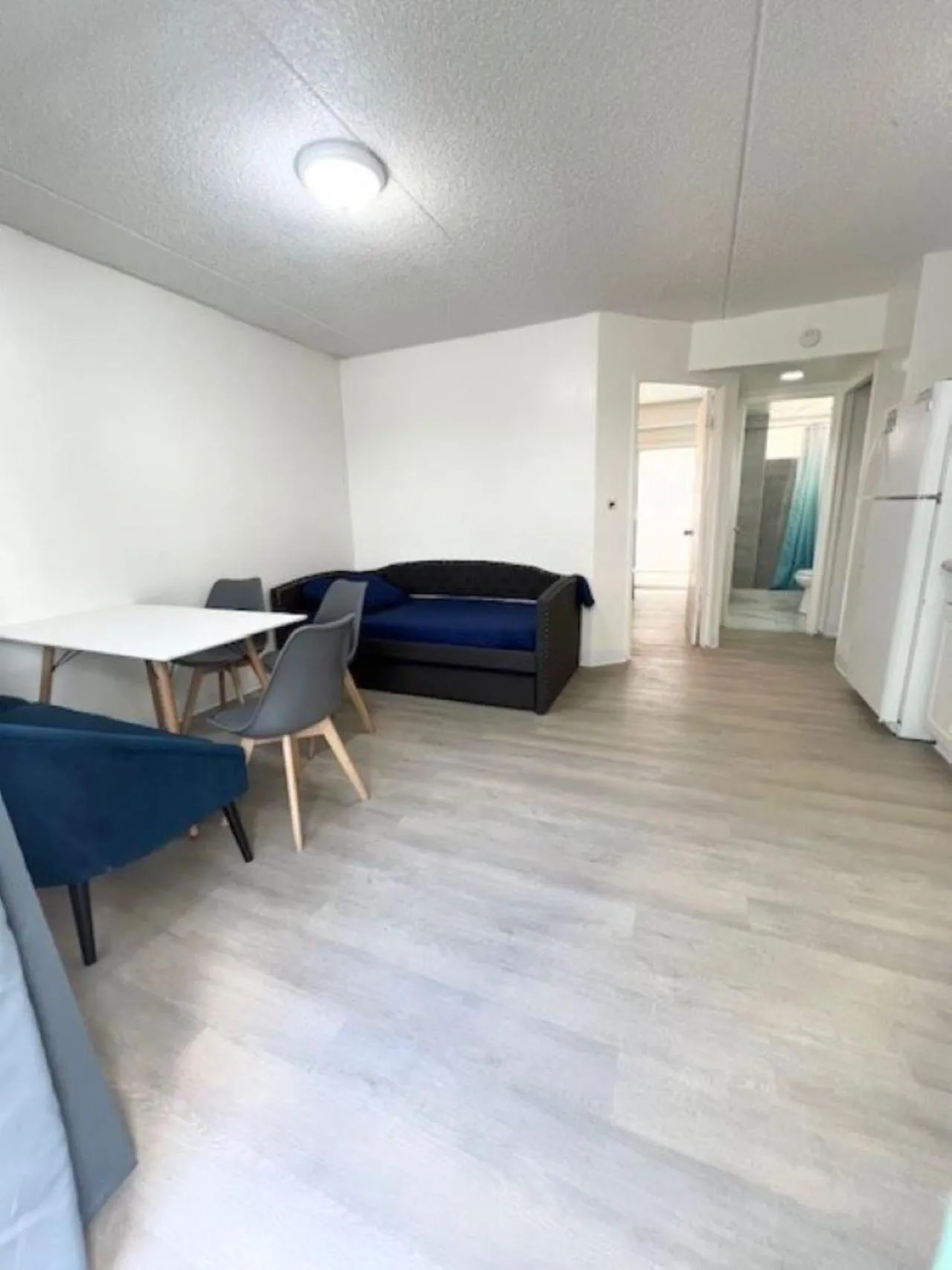 Living room in Waikiki Beachside Hostel