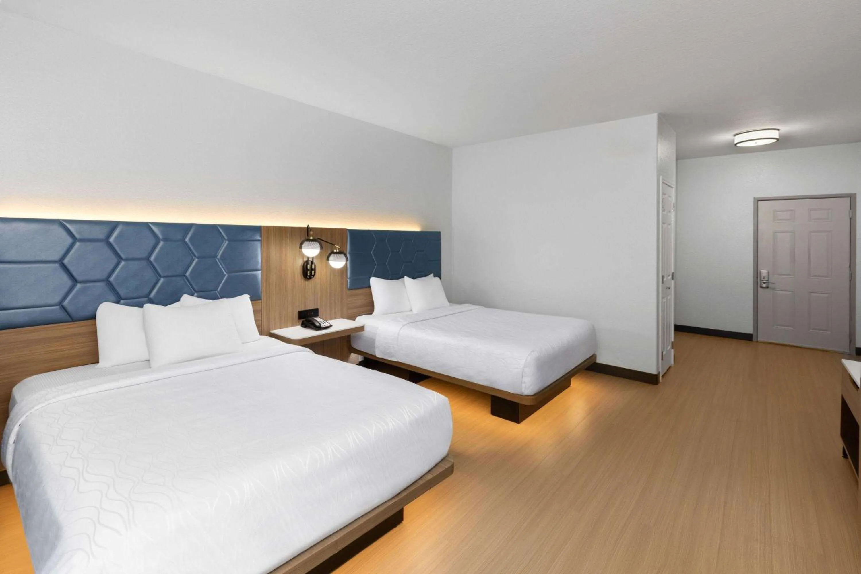 Photo of the whole room, Bed in La Quinta by Wyndham San Antonio Northwest