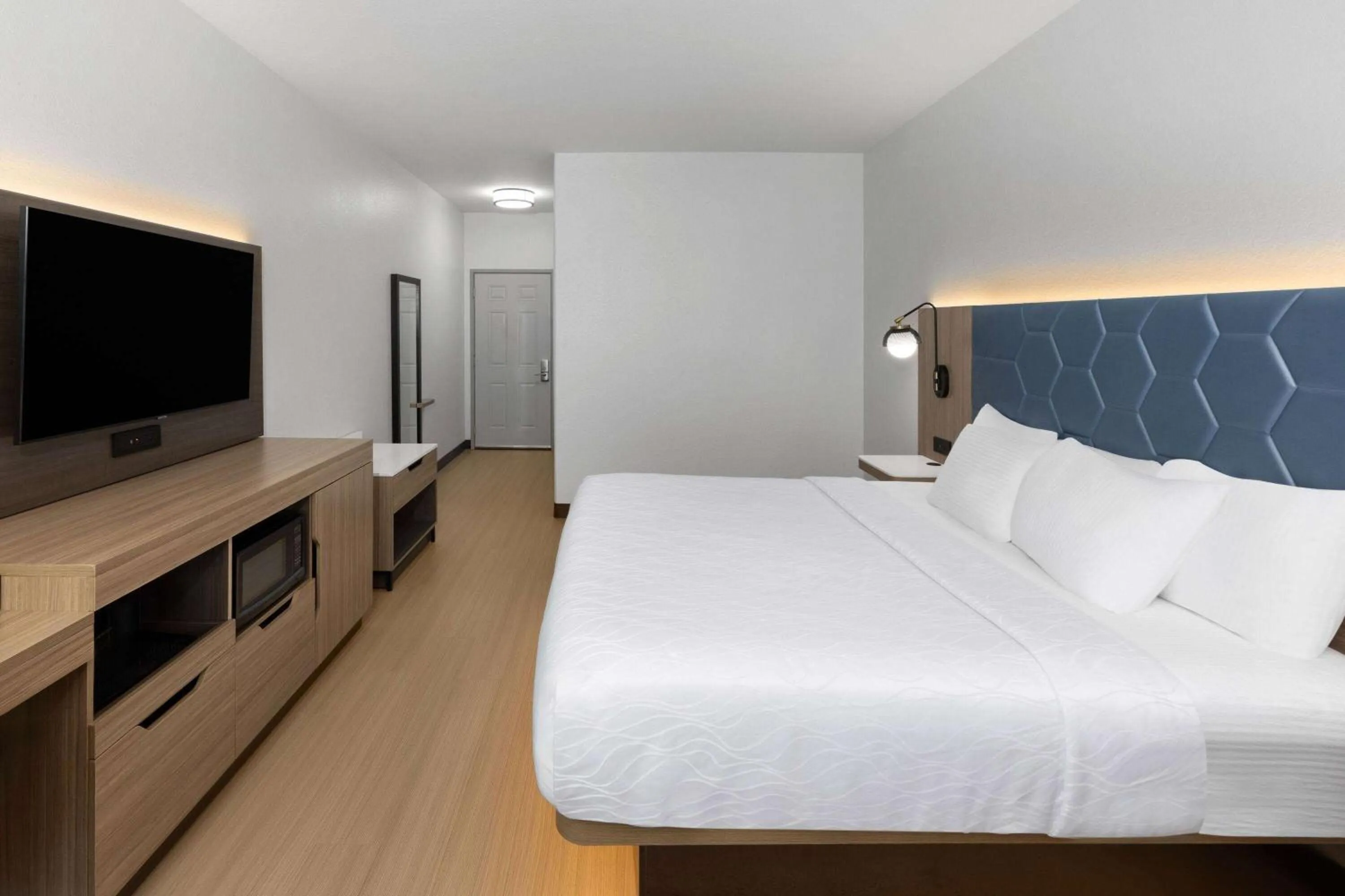 Photo of the whole room, Bed in La Quinta by Wyndham San Antonio Northwest