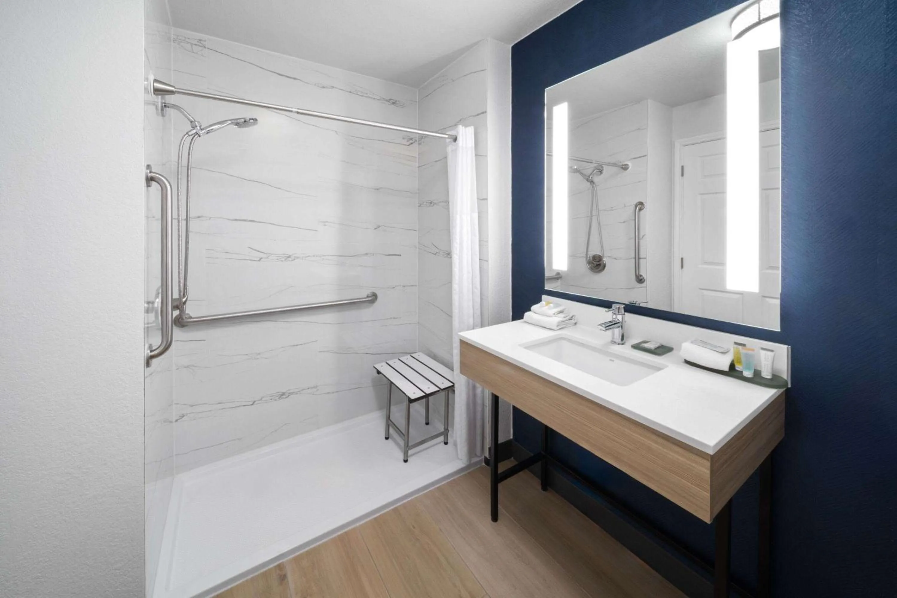 Shower, Bed in La Quinta by Wyndham San Antonio Northwest