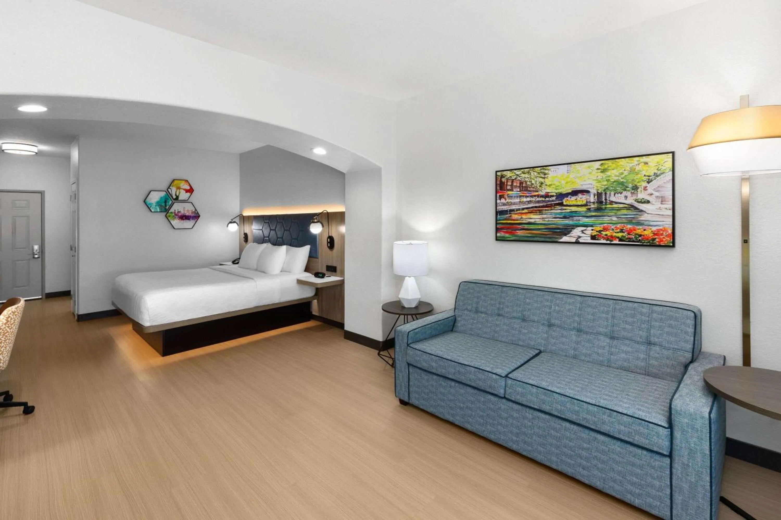 Photo of the whole room, Bed in La Quinta by Wyndham San Antonio Northwest