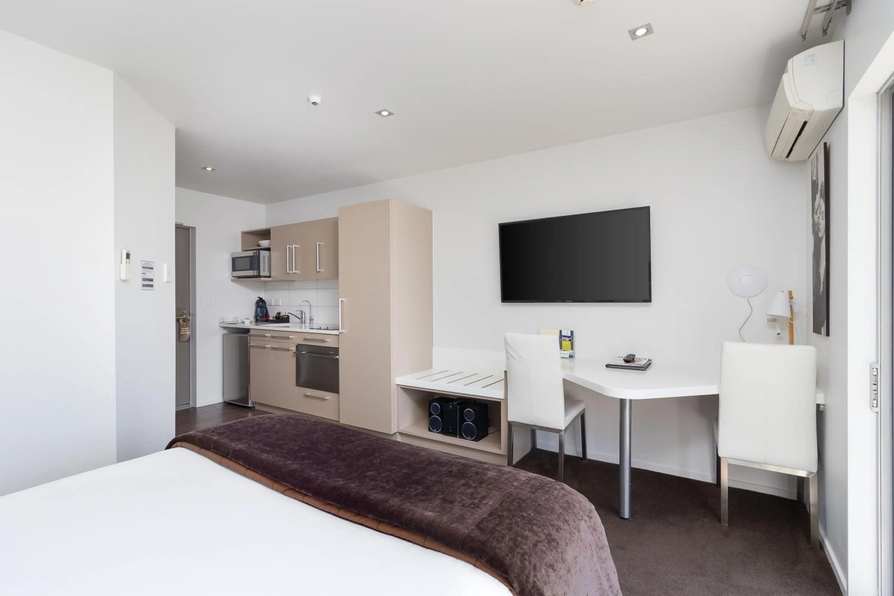 Photo of the whole room, Bed in Century Park