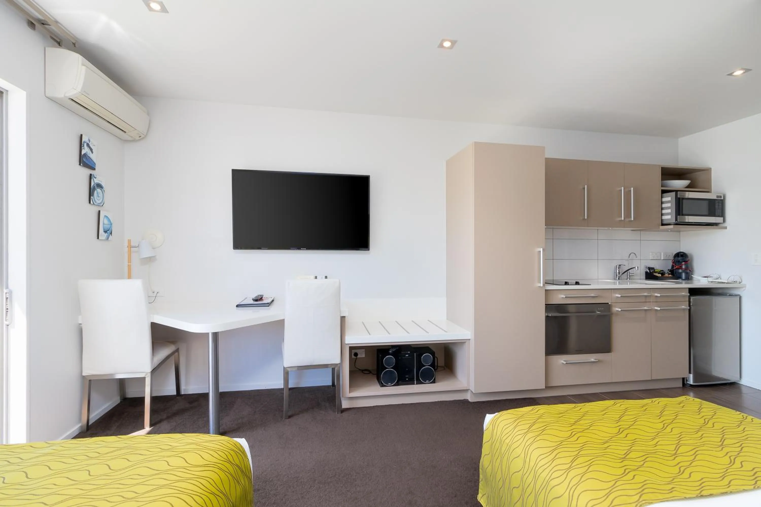 Photo of the whole room in Century Park