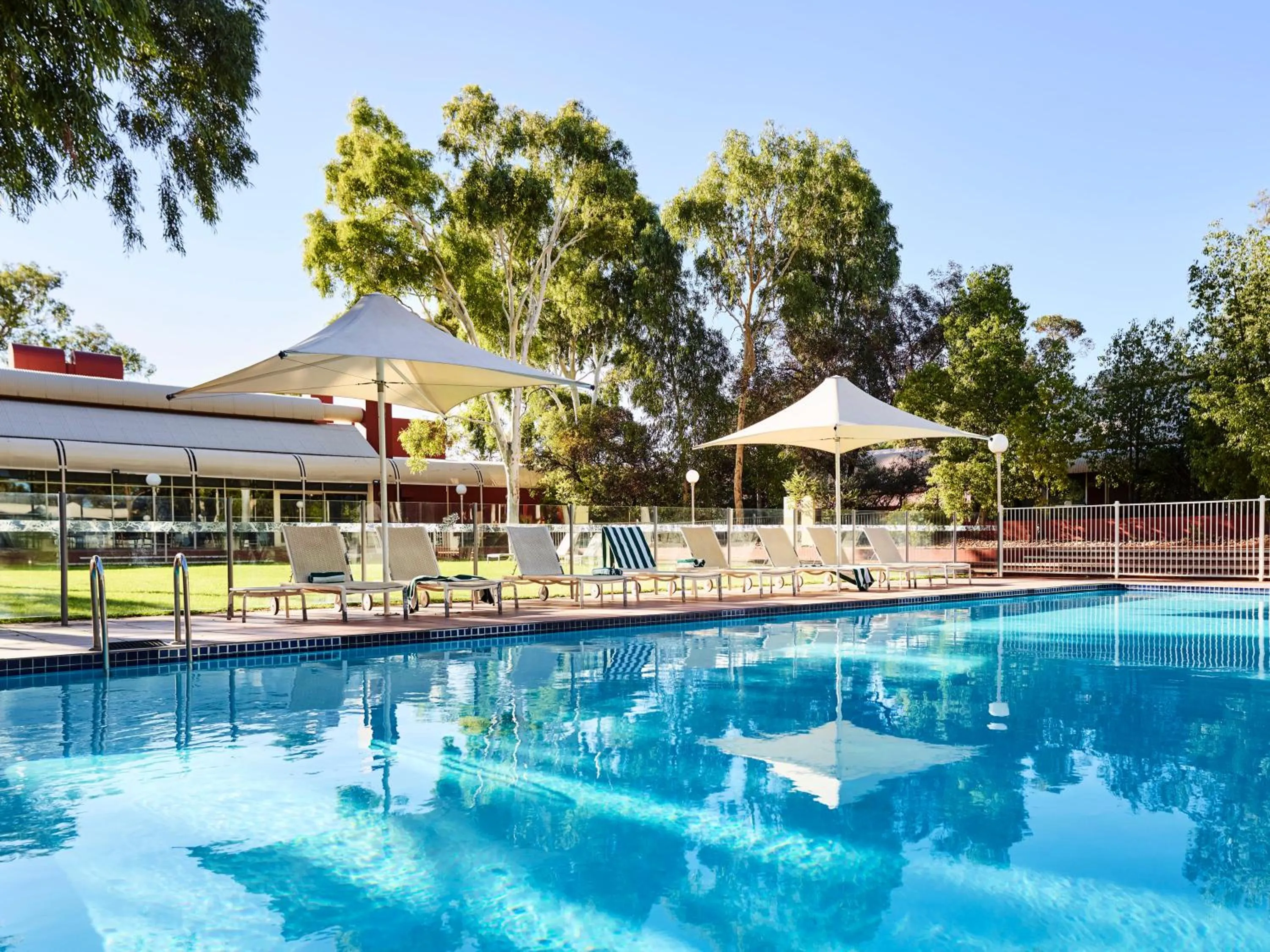Swimming pool in Desert Gardens Hotel