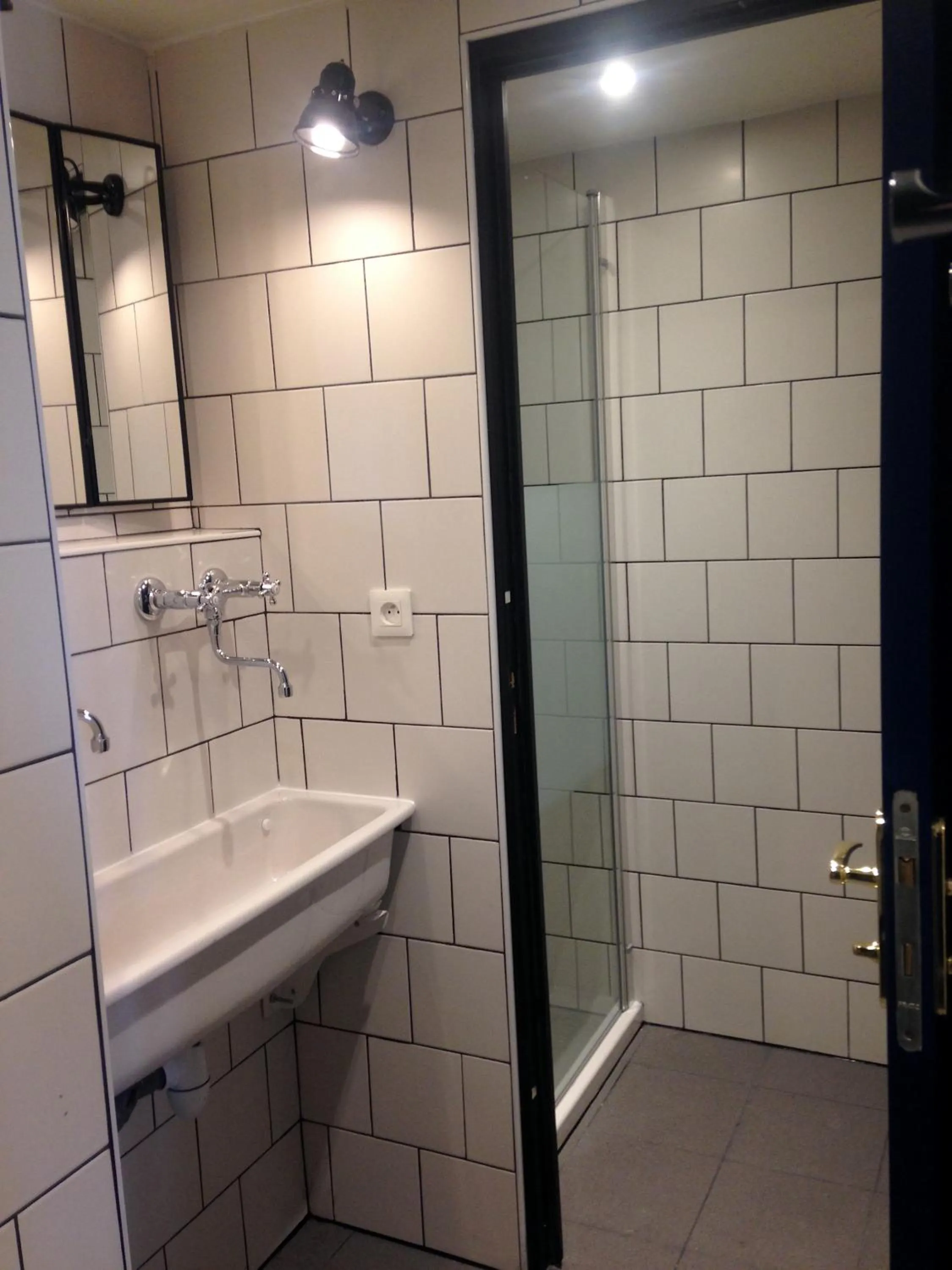 Shower in Eklo Hotels Lille
