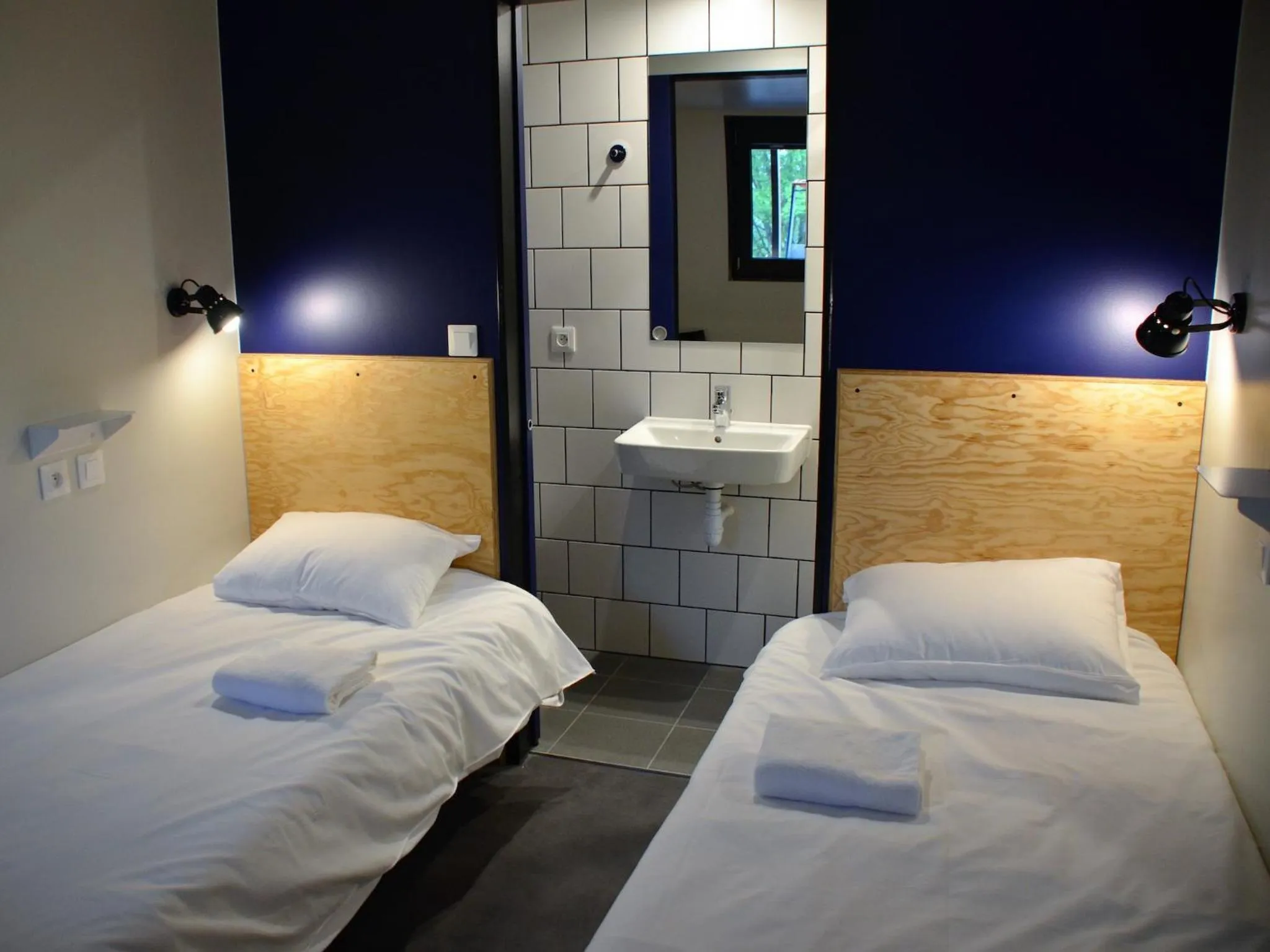 Bathroom, Bed in Eklo Hotels Lille