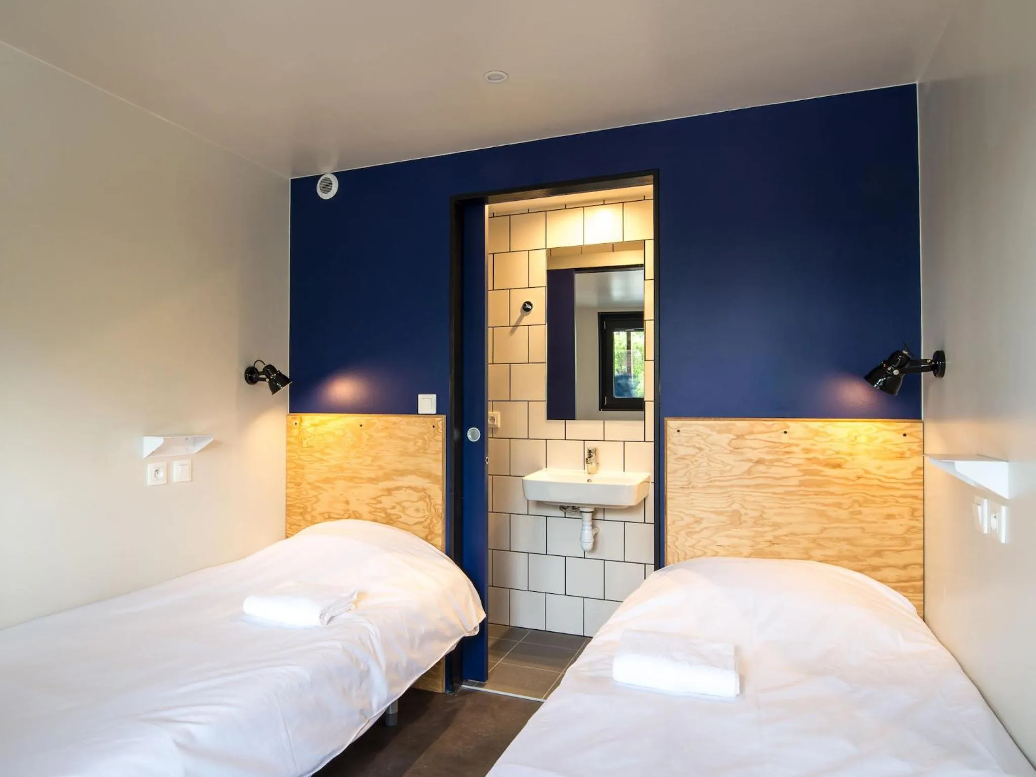 Bathroom, Bed in Eklo Hotels Lille