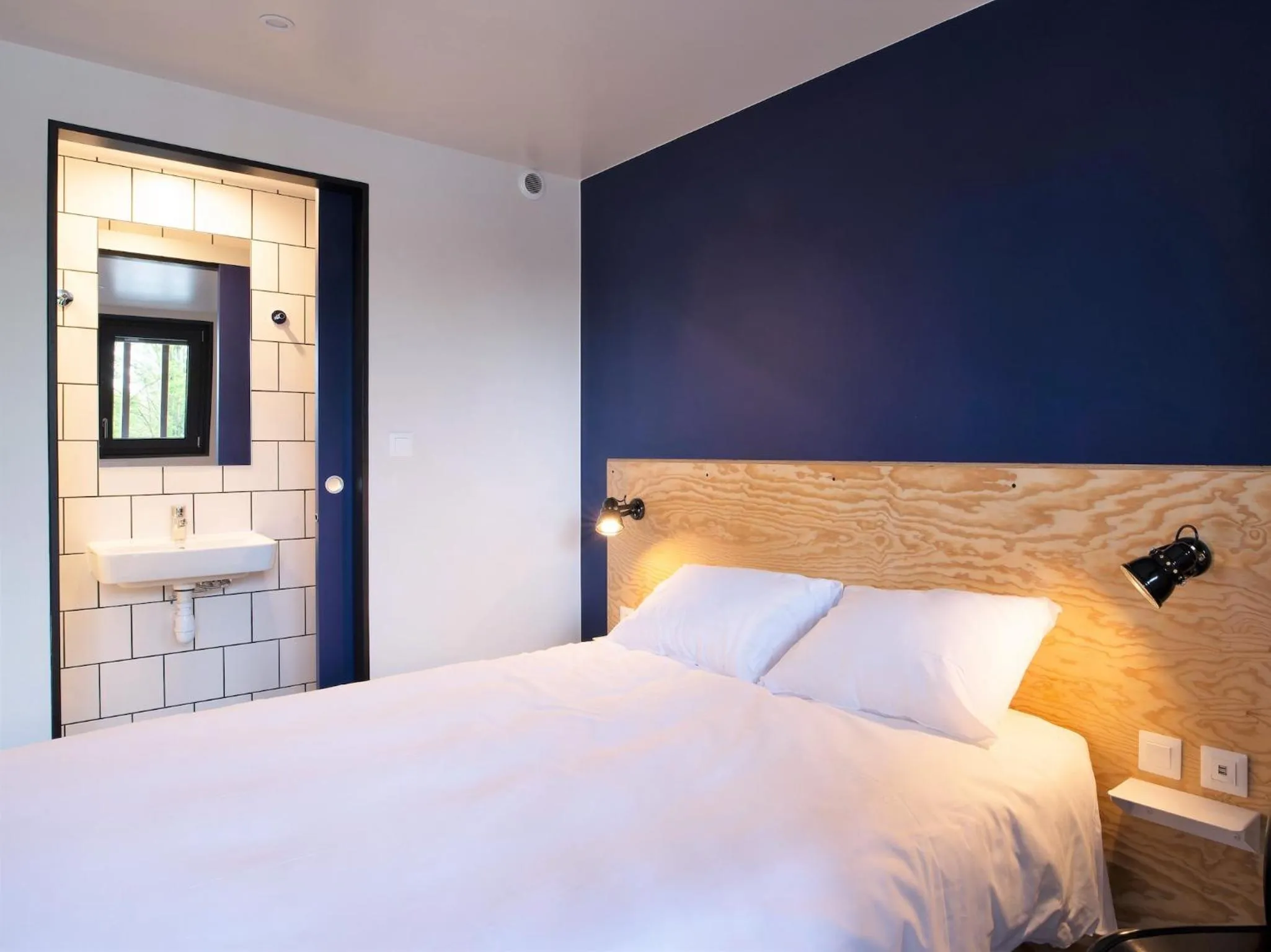 Bathroom, Bed in Eklo Hotels Lille