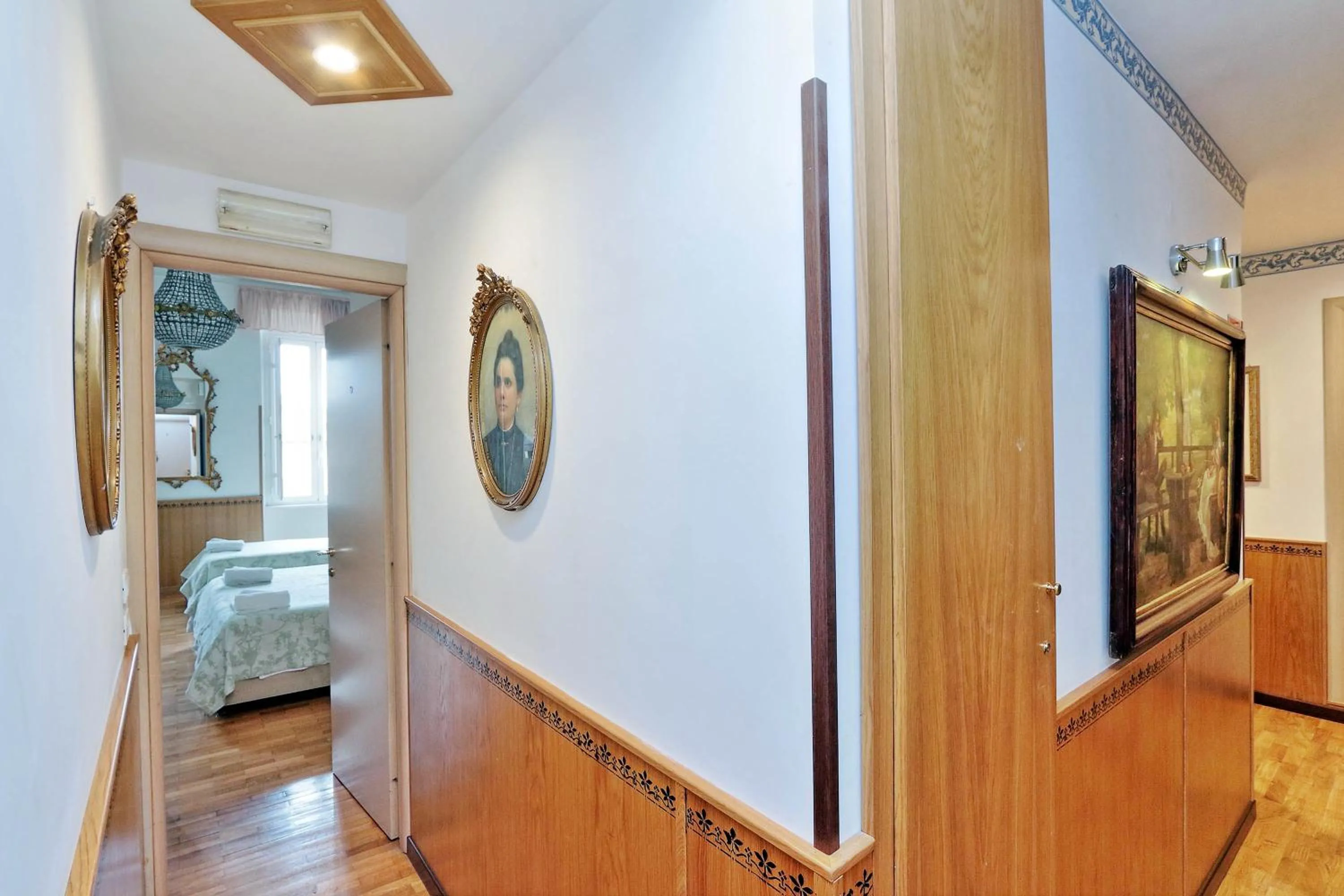 Decorative detail, Bed in Sonnino Suite