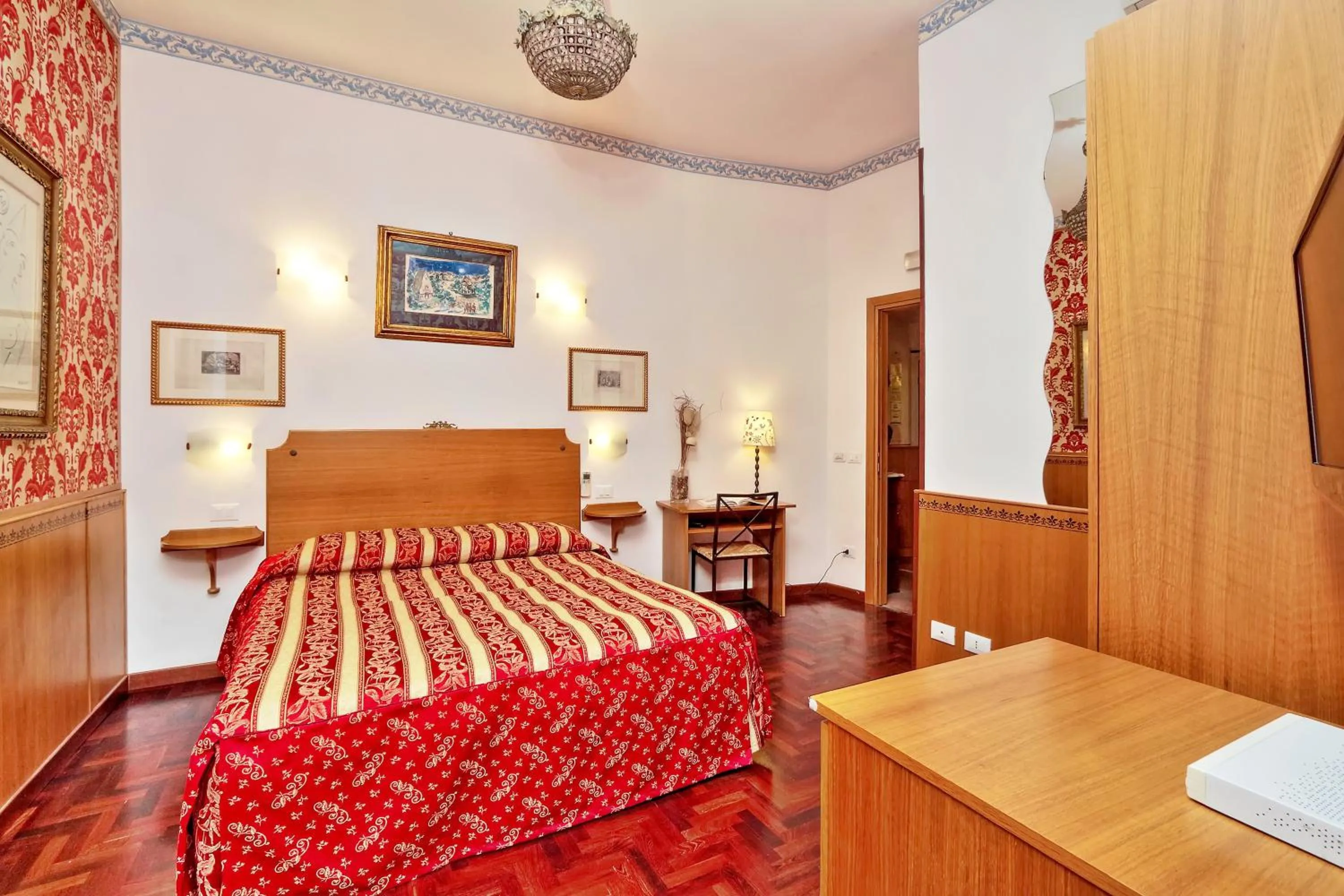 Photo of the whole room, Bed in Sonnino Suite