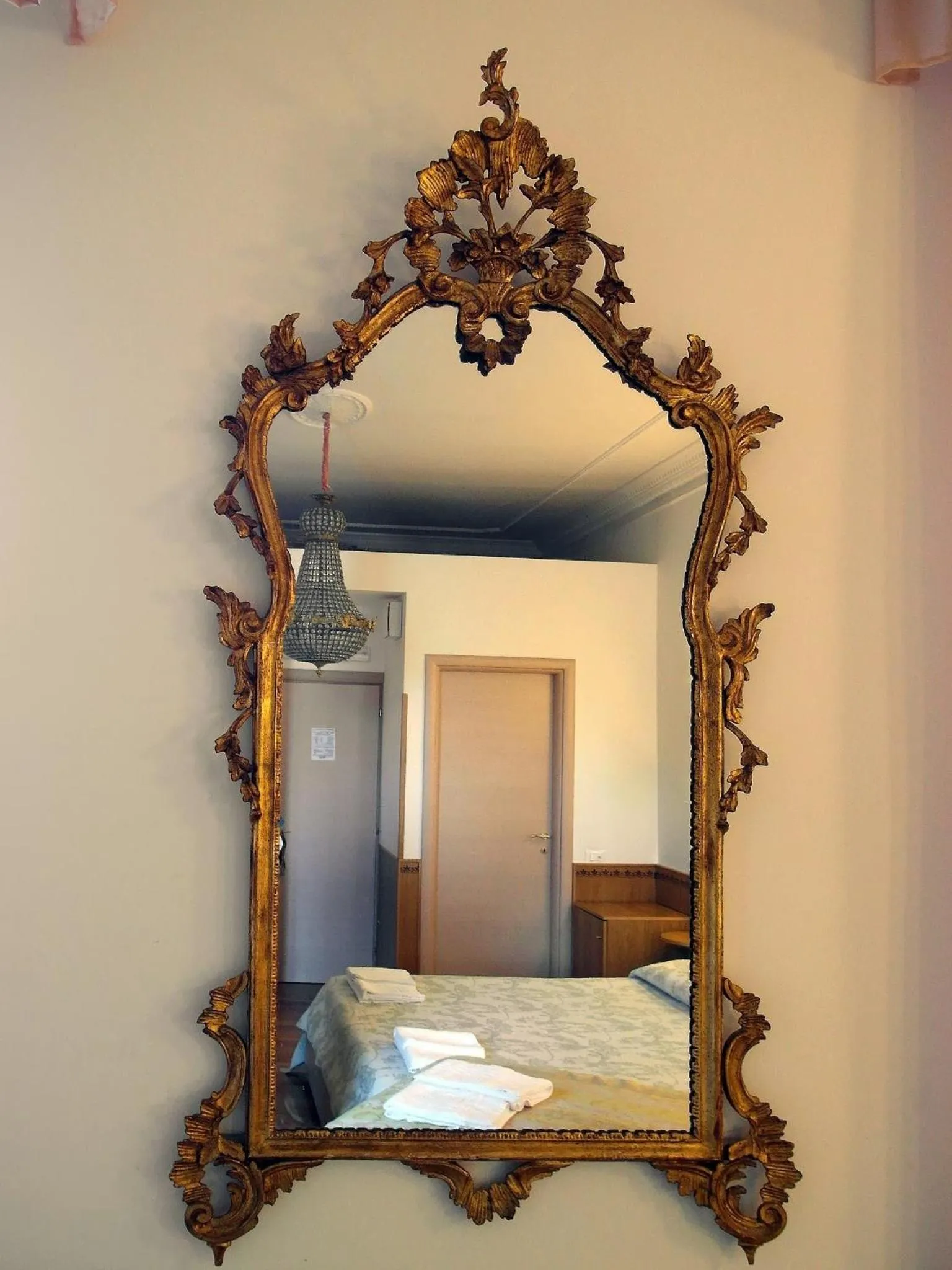 Decorative detail, Bed in Sonnino Suite