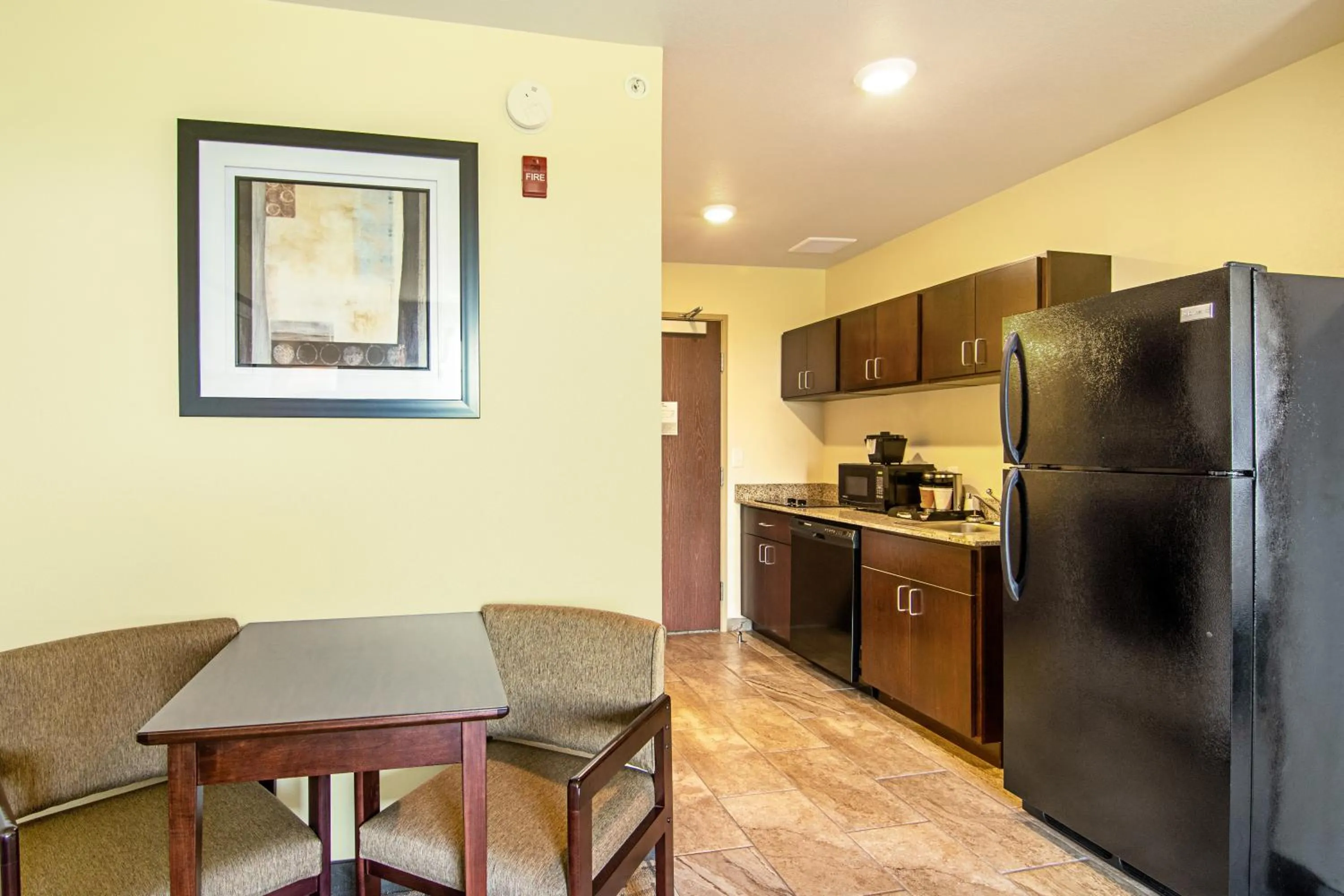 Coffee/tea facilities in Cobblestone Hotel & Suites - Paxton