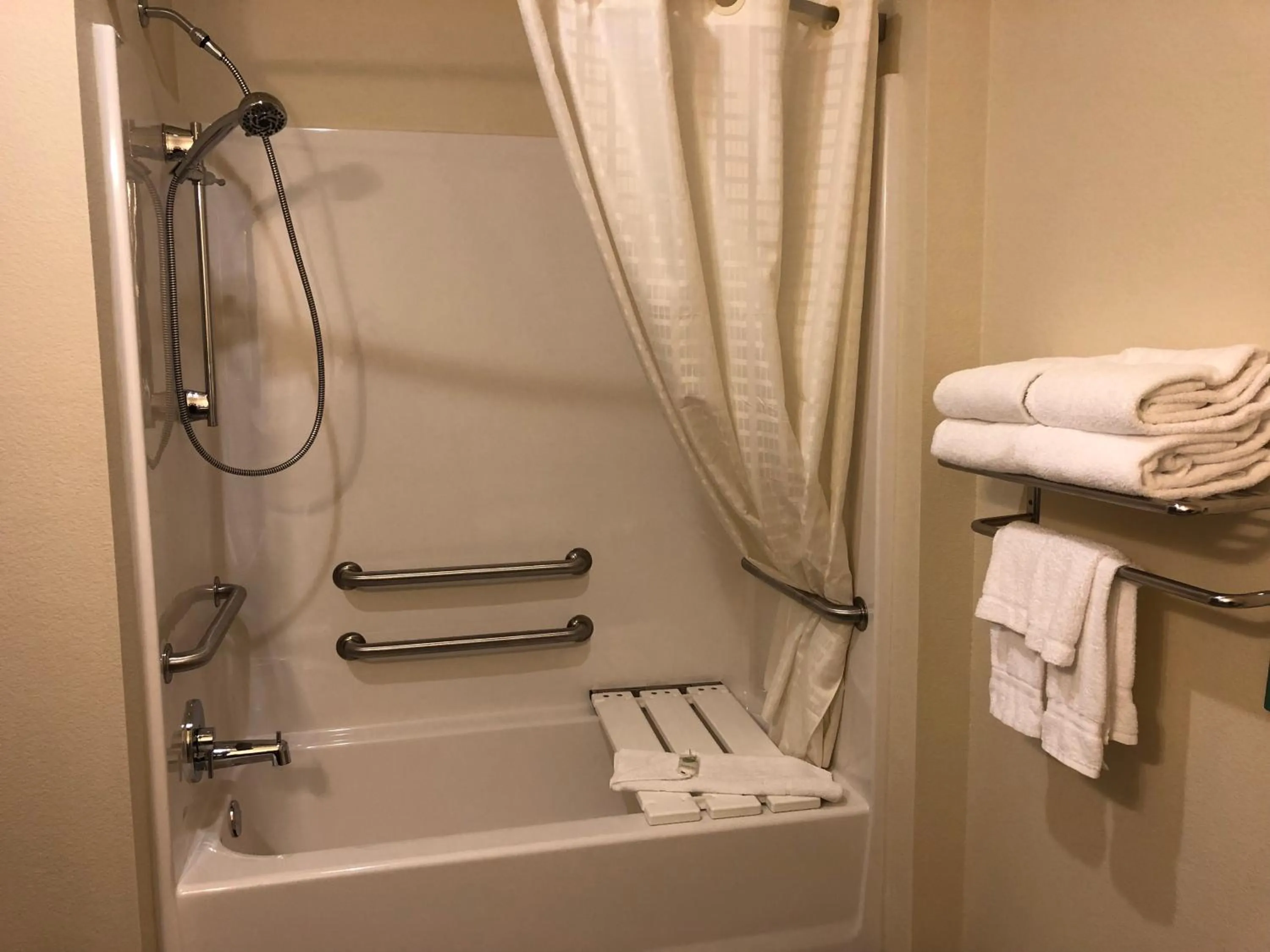 Bathroom in Cobblestone Hotel & Suites - Paxton