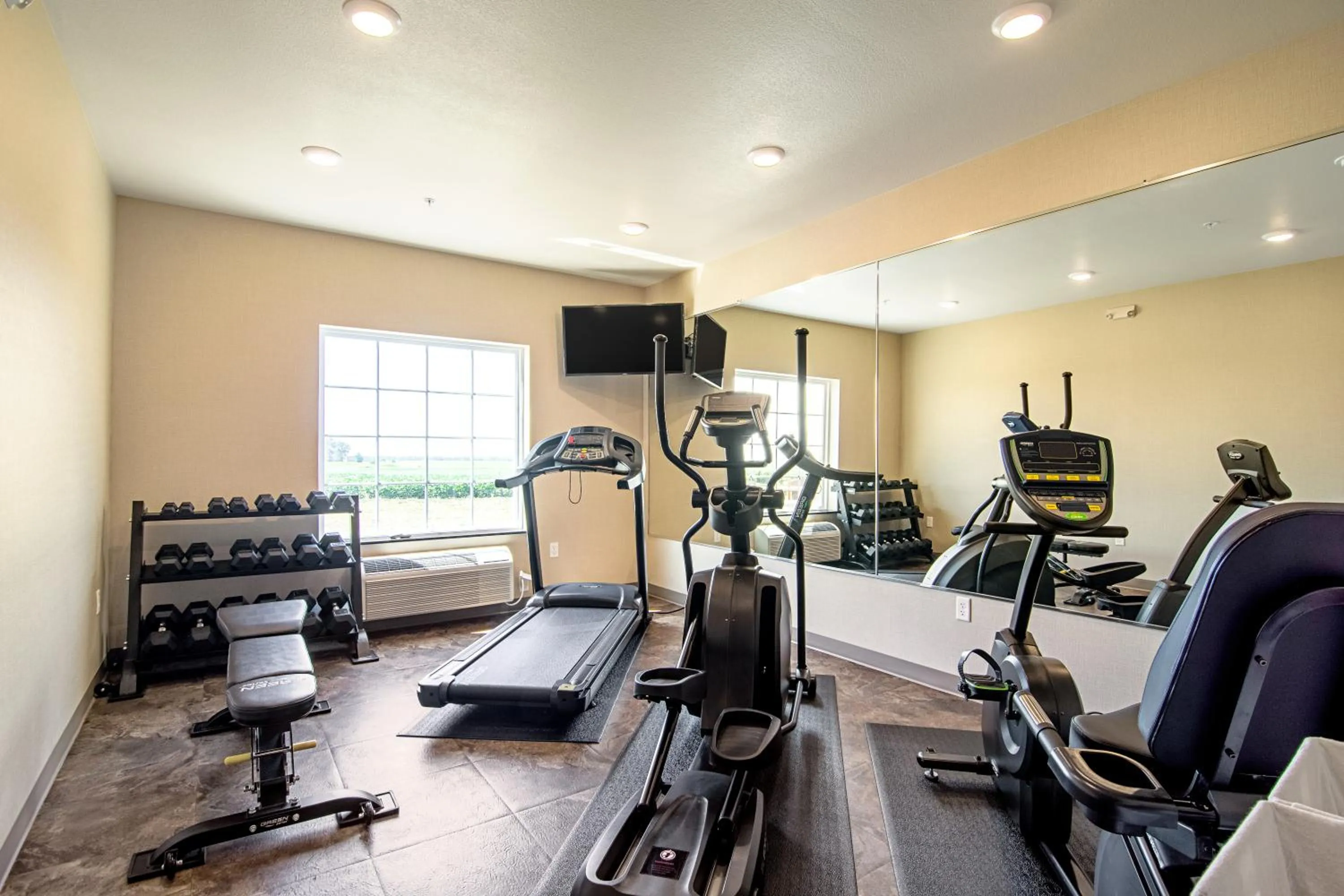 Fitness centre/facilities in Cobblestone Hotel & Suites - Paxton