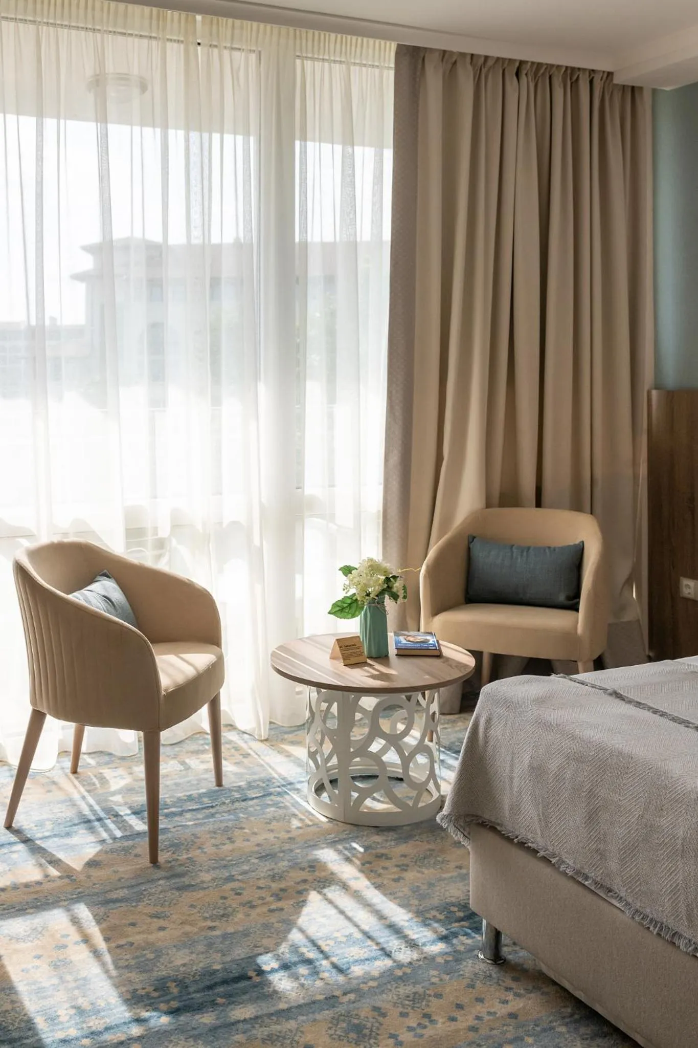 Seating area, Bed in Hotel Neptun Beach