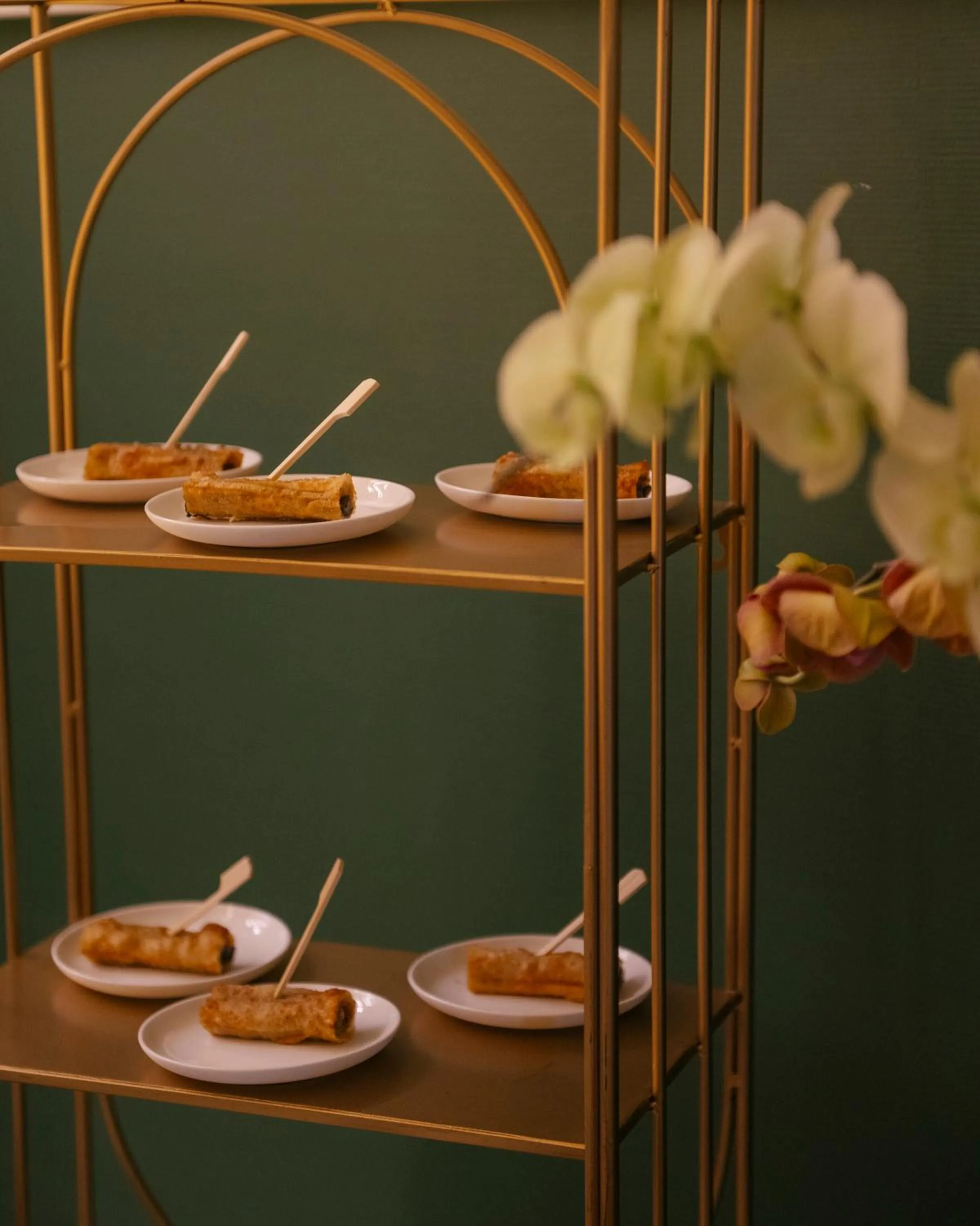 Lounge or bar in De Bonart Naples, Curio Collection By Hilton