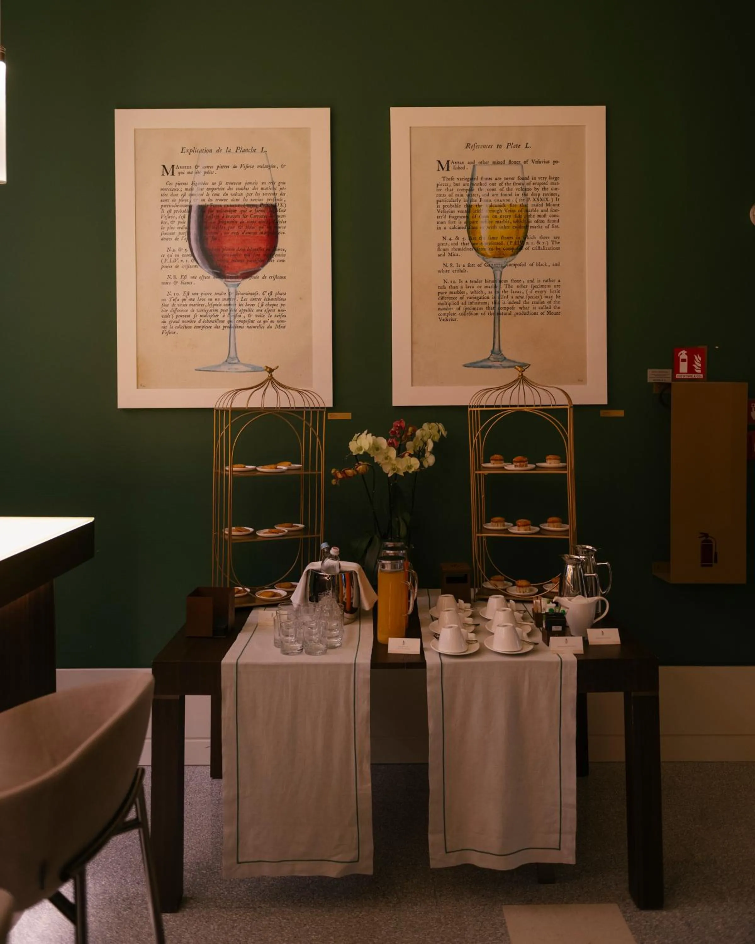 Lounge or bar in De Bonart Naples, Curio Collection By Hilton