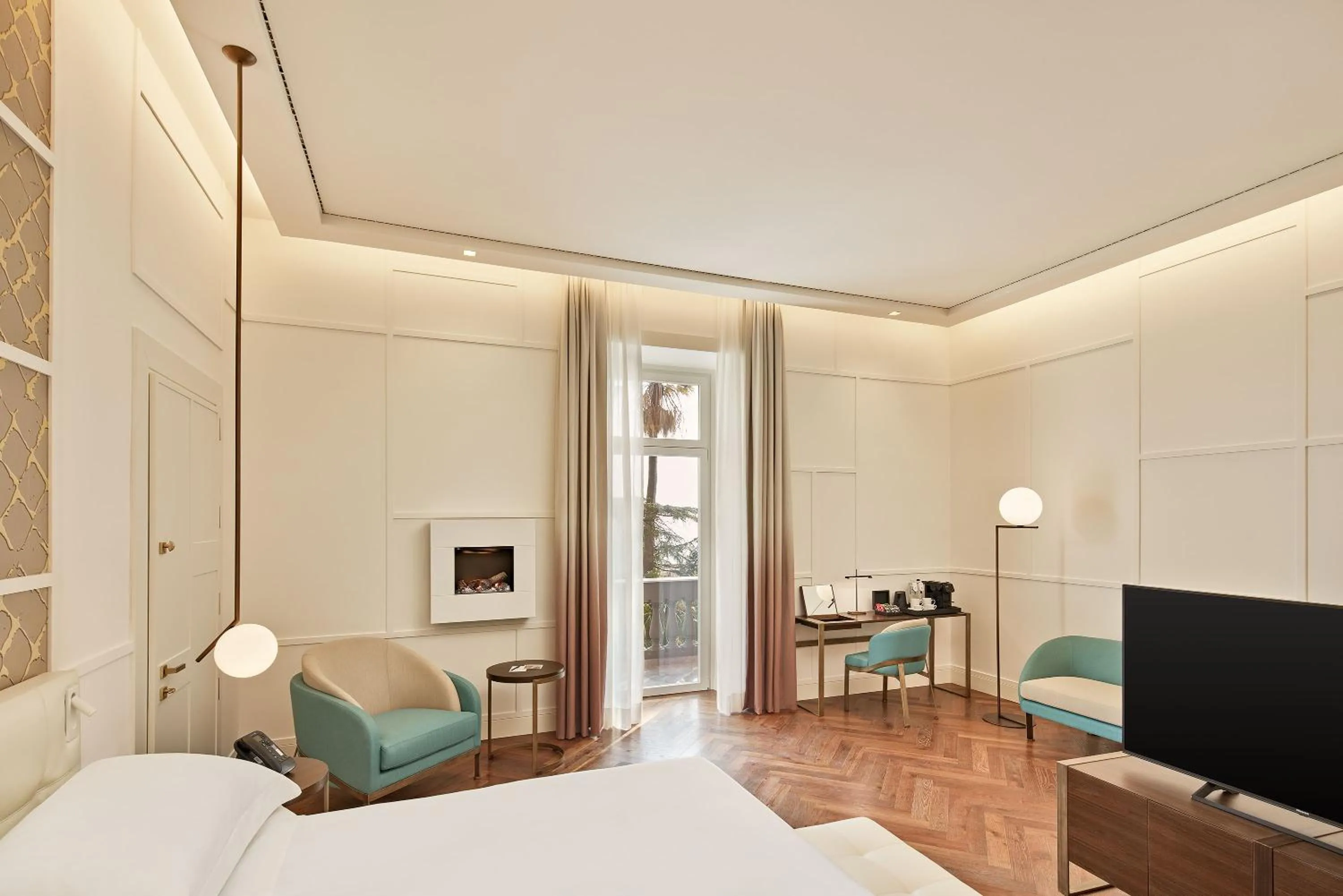 Bedroom, Bed in De Bonart Naples, Curio Collection By Hilton