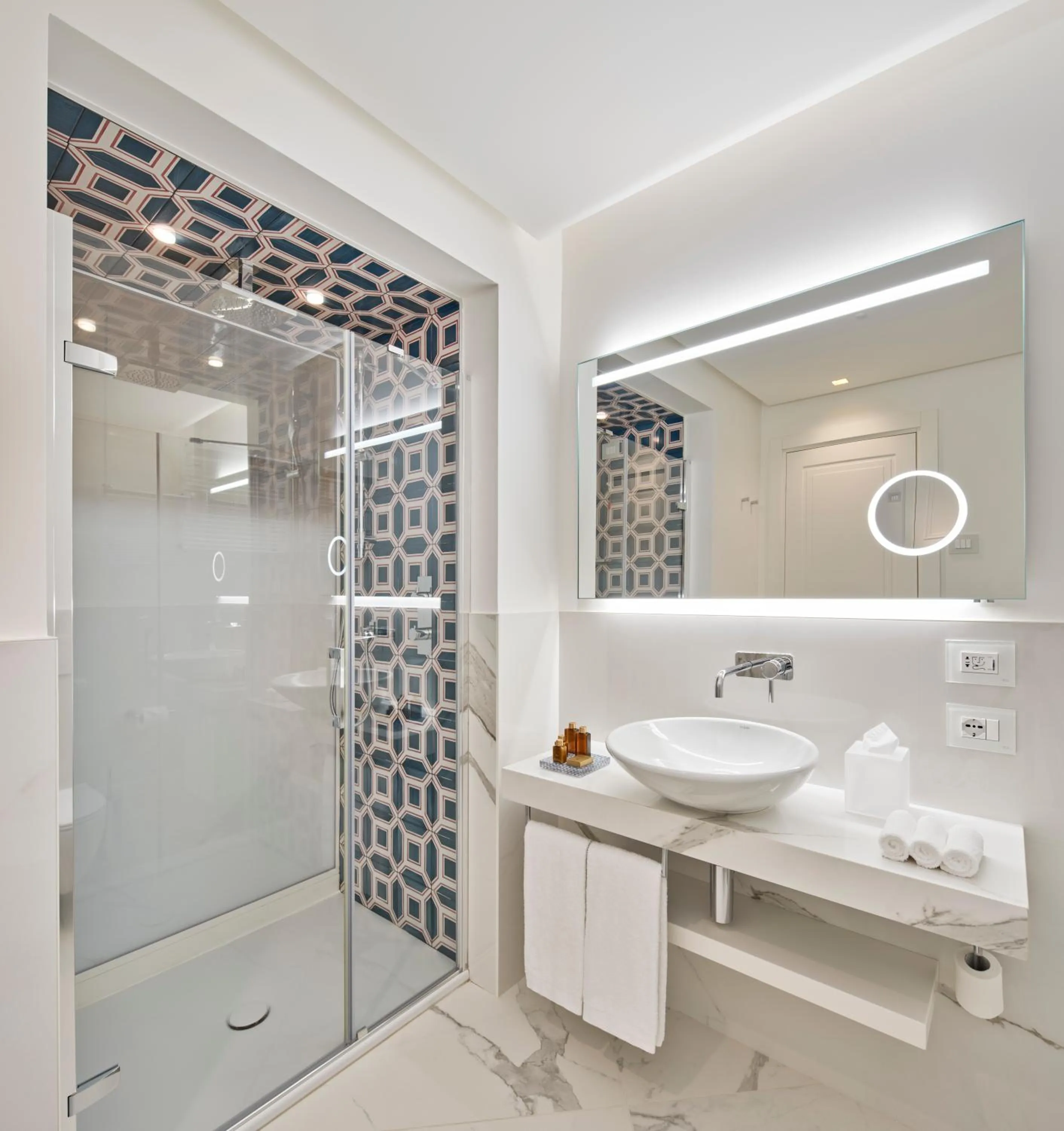 Bathroom in De Bonart Naples, Curio Collection By Hilton