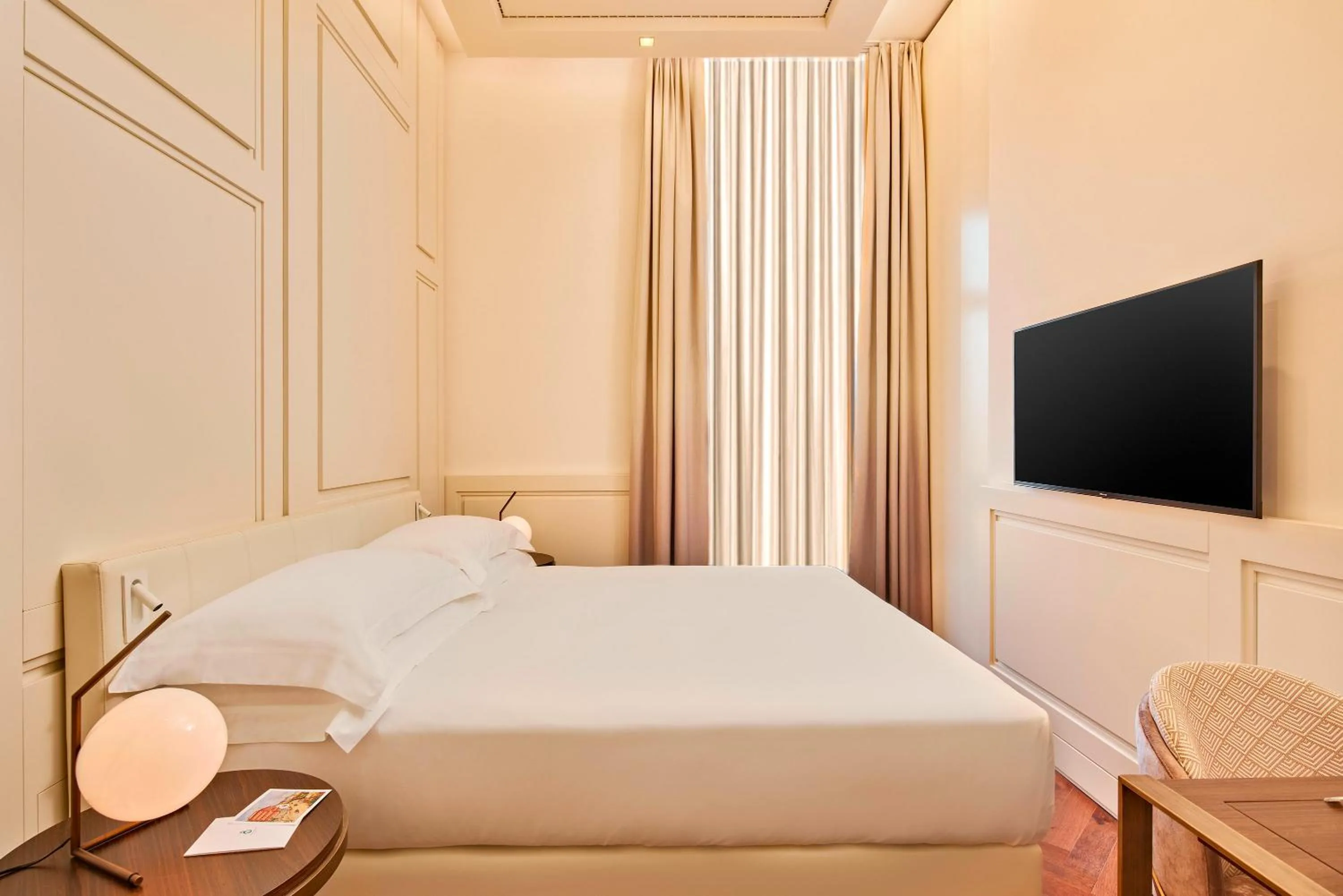 Bedroom, Bed in De Bonart Naples, Curio Collection By Hilton