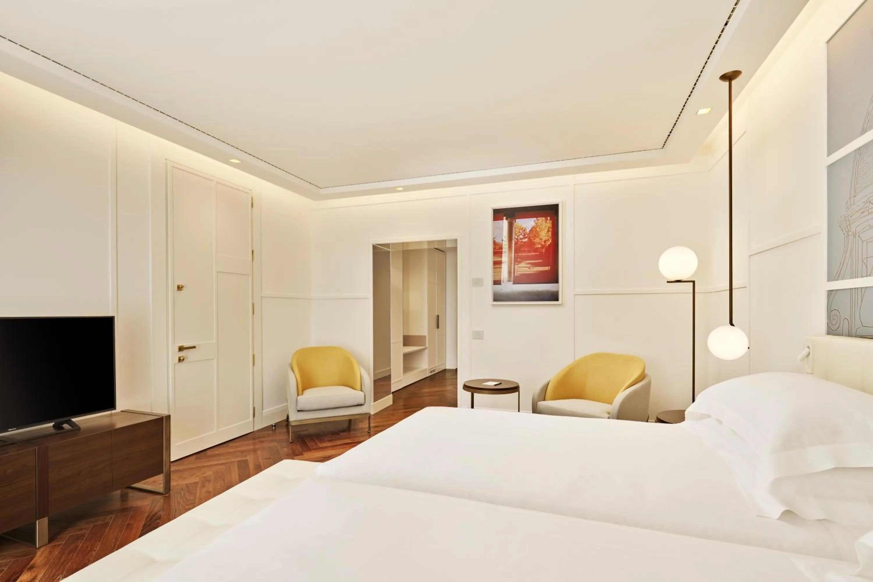 Bedroom, Bed in De Bonart Naples, Curio Collection By Hilton