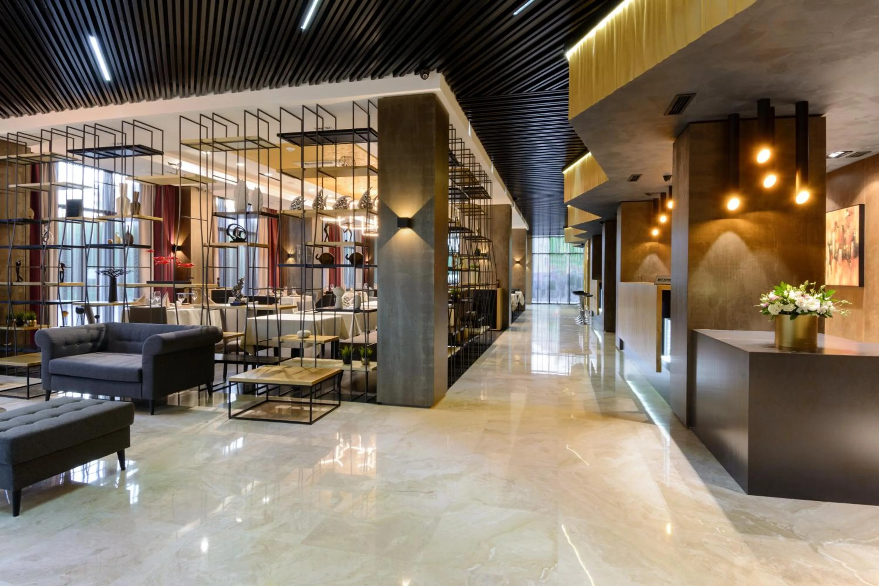 Restaurant/places to eat in Hotel Senator