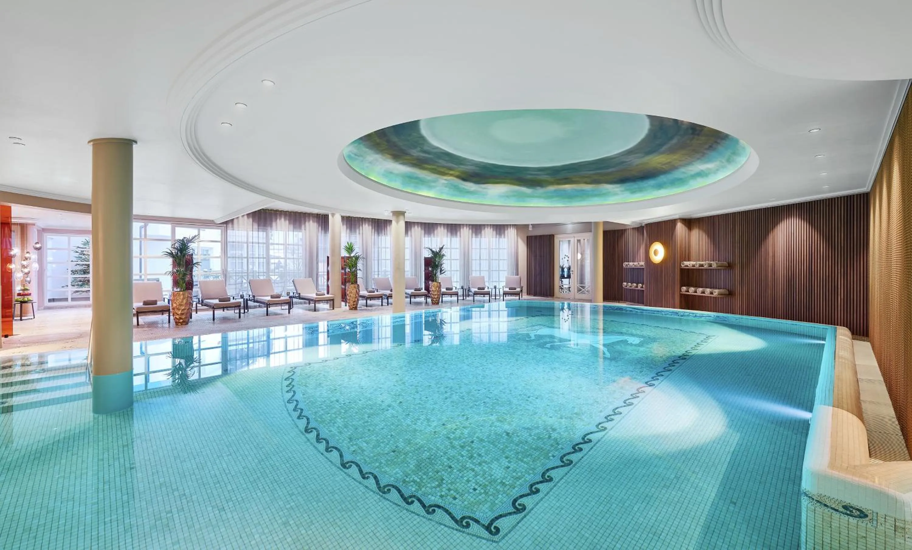 Pool view in Hotel Weisses Roessl