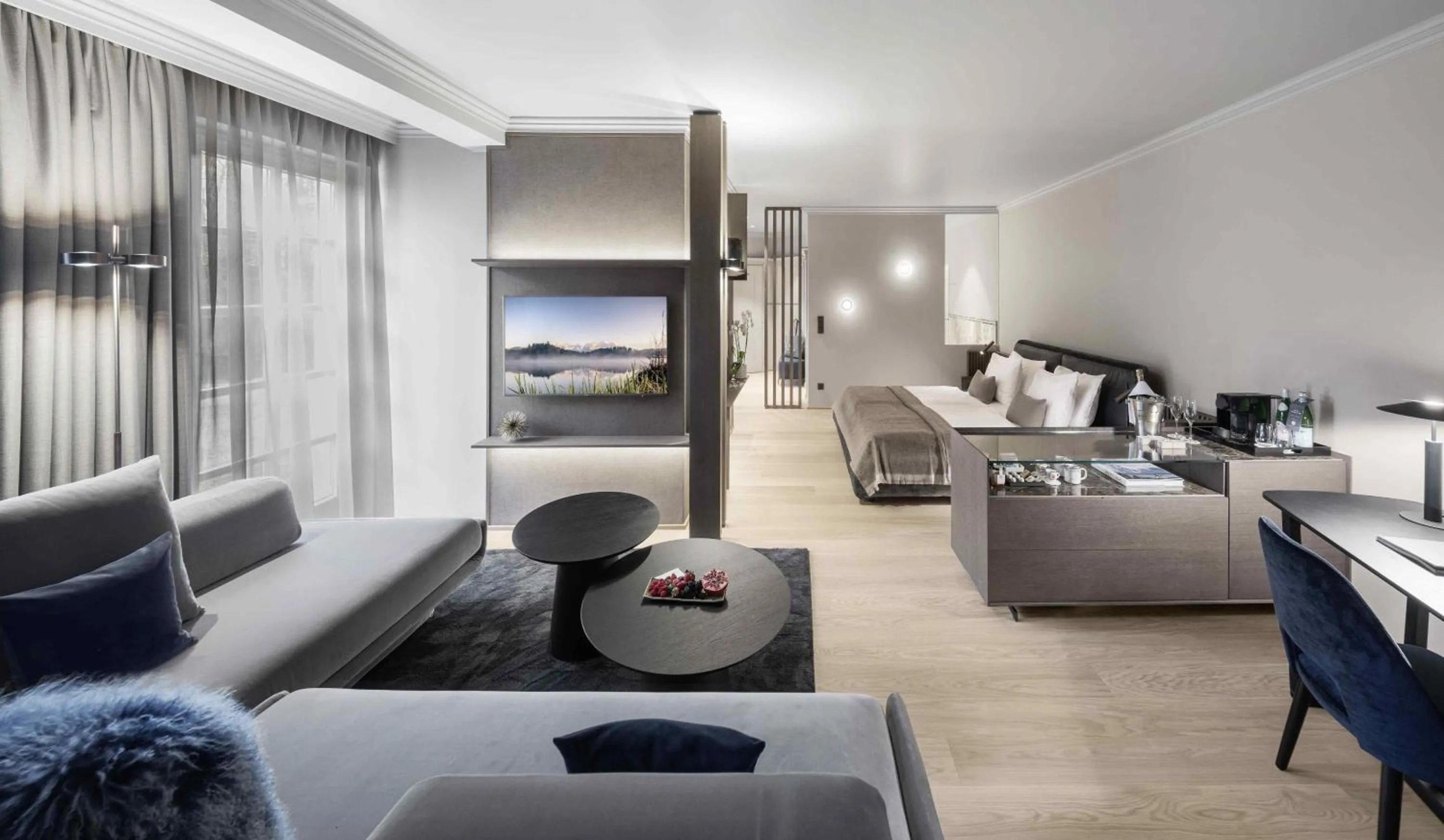 Photo of the whole room, Bed in Hotel Weisses Roessl