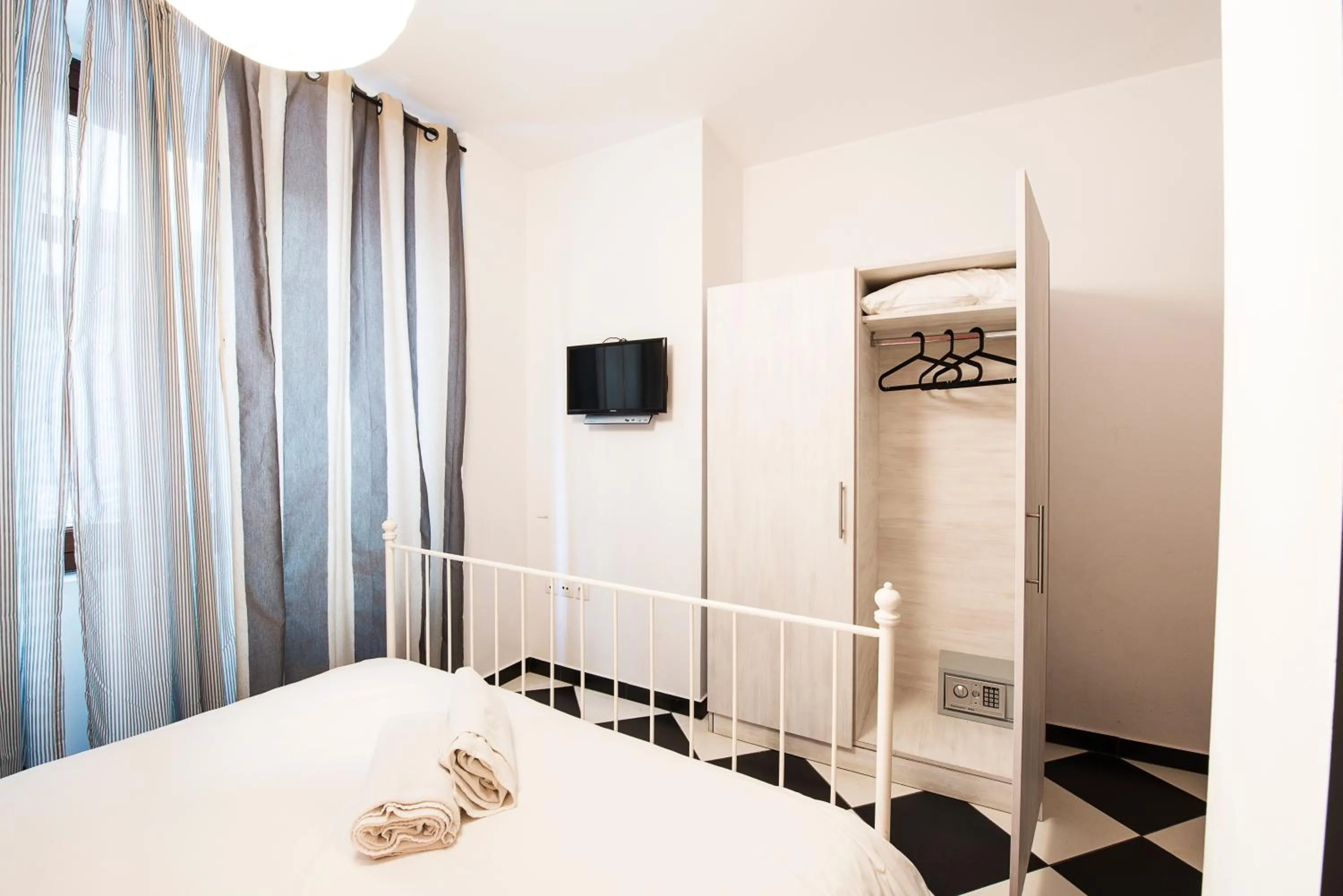 TV and multimedia, Bed in Safestay Athens Monastiraki