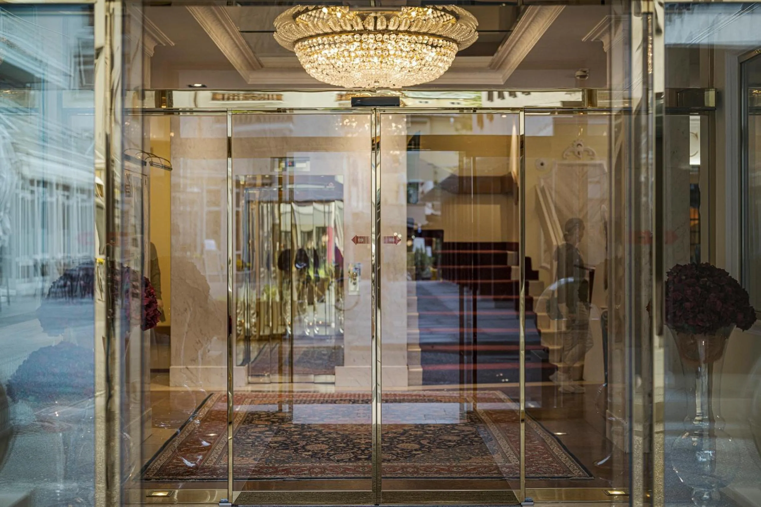 Property building in Hotel Norica - Thermenhotels Gastein mit dem Bademantel direkt in die Therme