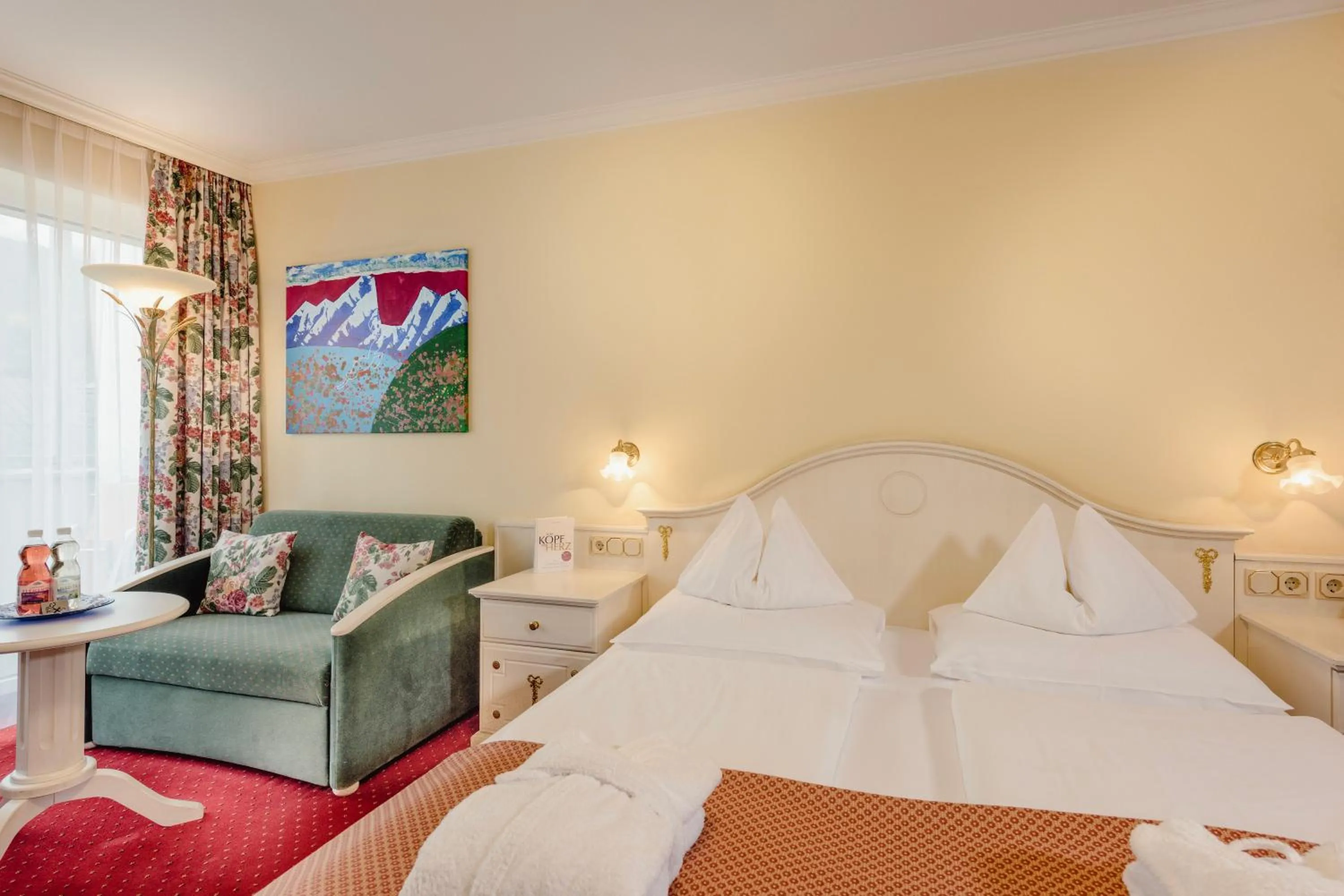 Bed in Hotel Norica - Thermenhotels Gastein mit dem Bademantel direkt in die Therme