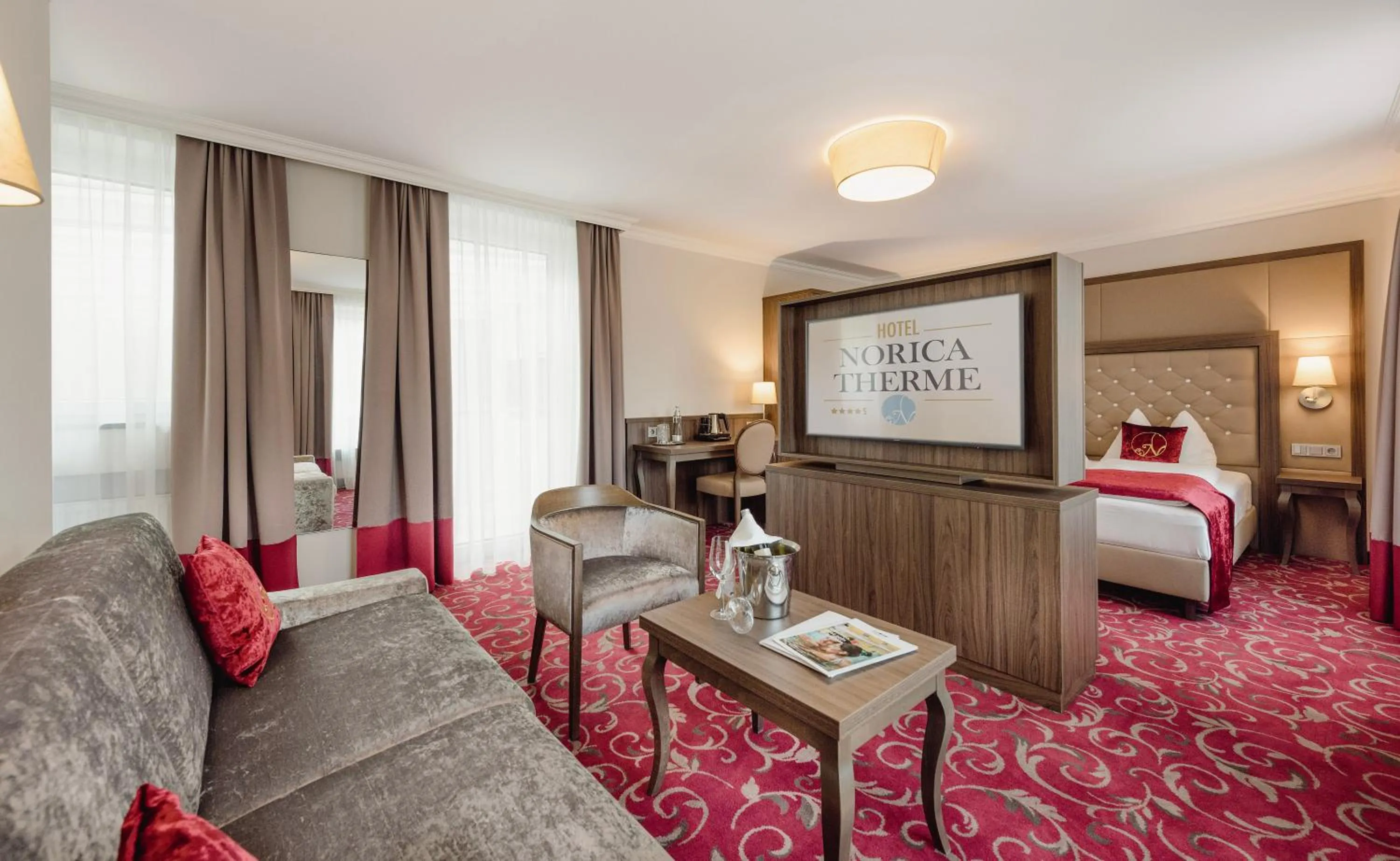 Photo of the whole room, Bed in Hotel Norica - Thermenhotels Gastein mit dem Bademantel direkt in die Therme