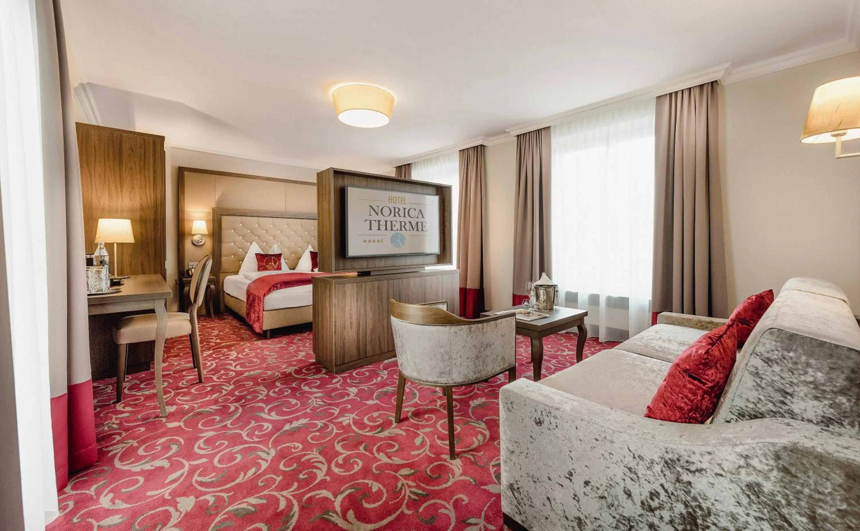 Photo of the whole room, Bed in Hotel Norica - Thermenhotels Gastein mit dem Bademantel direkt in die Therme