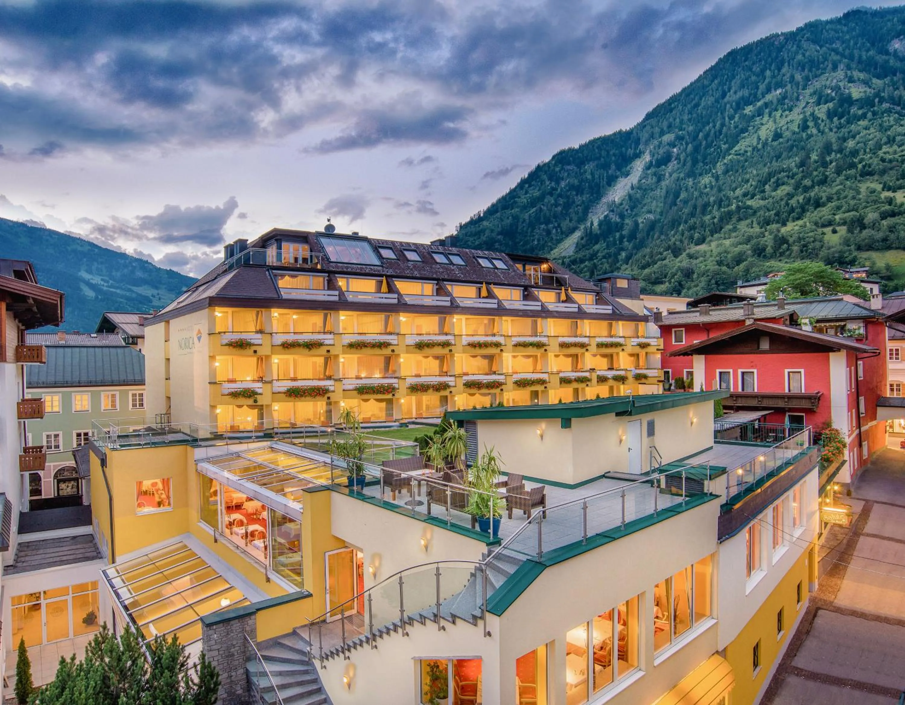 Property building in Hotel Norica - Thermenhotels Gastein mit dem Bademantel direkt in die Therme