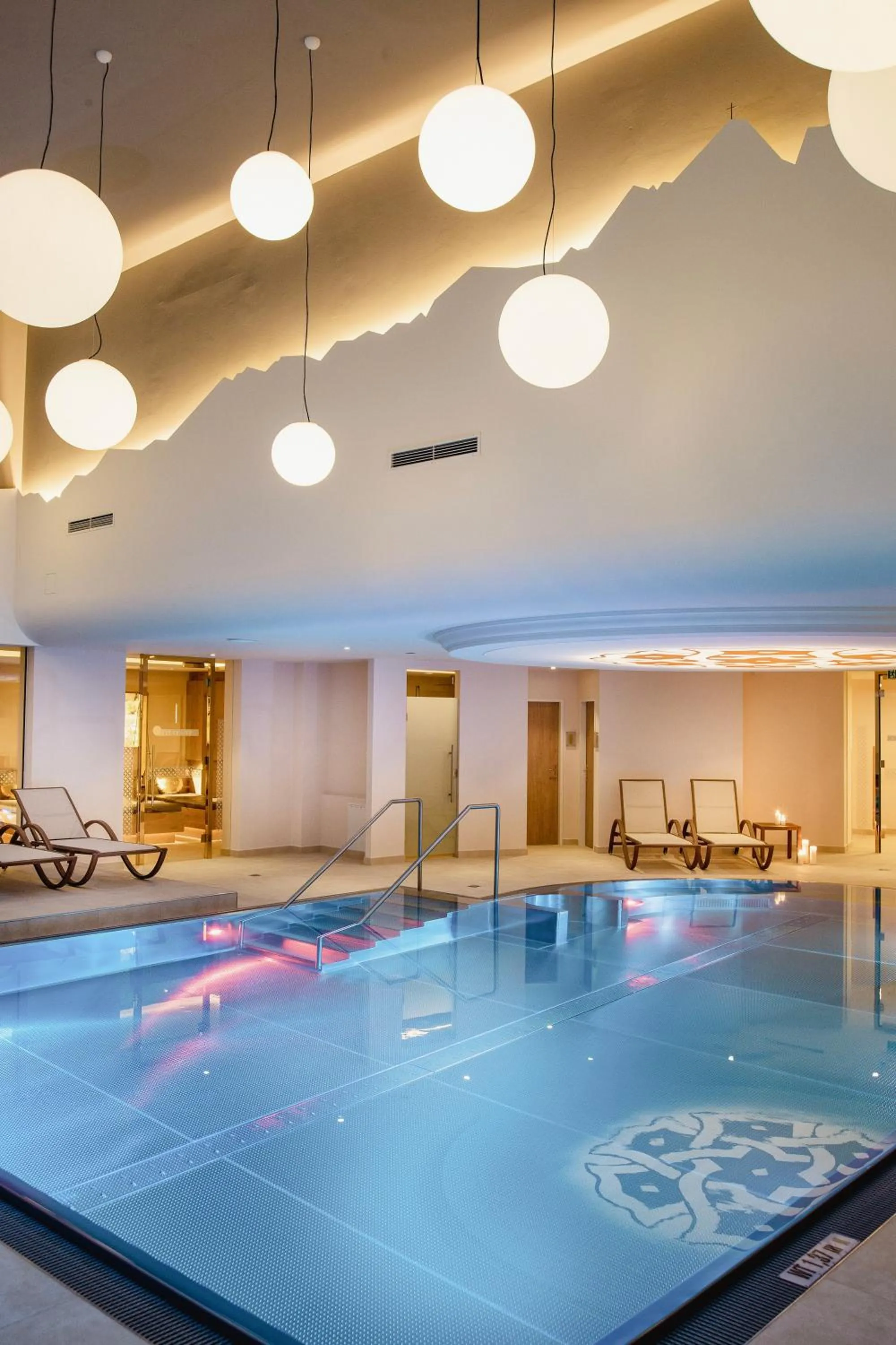 Pool view in Hotel Norica - Thermenhotels Gastein mit dem Bademantel direkt in die Therme