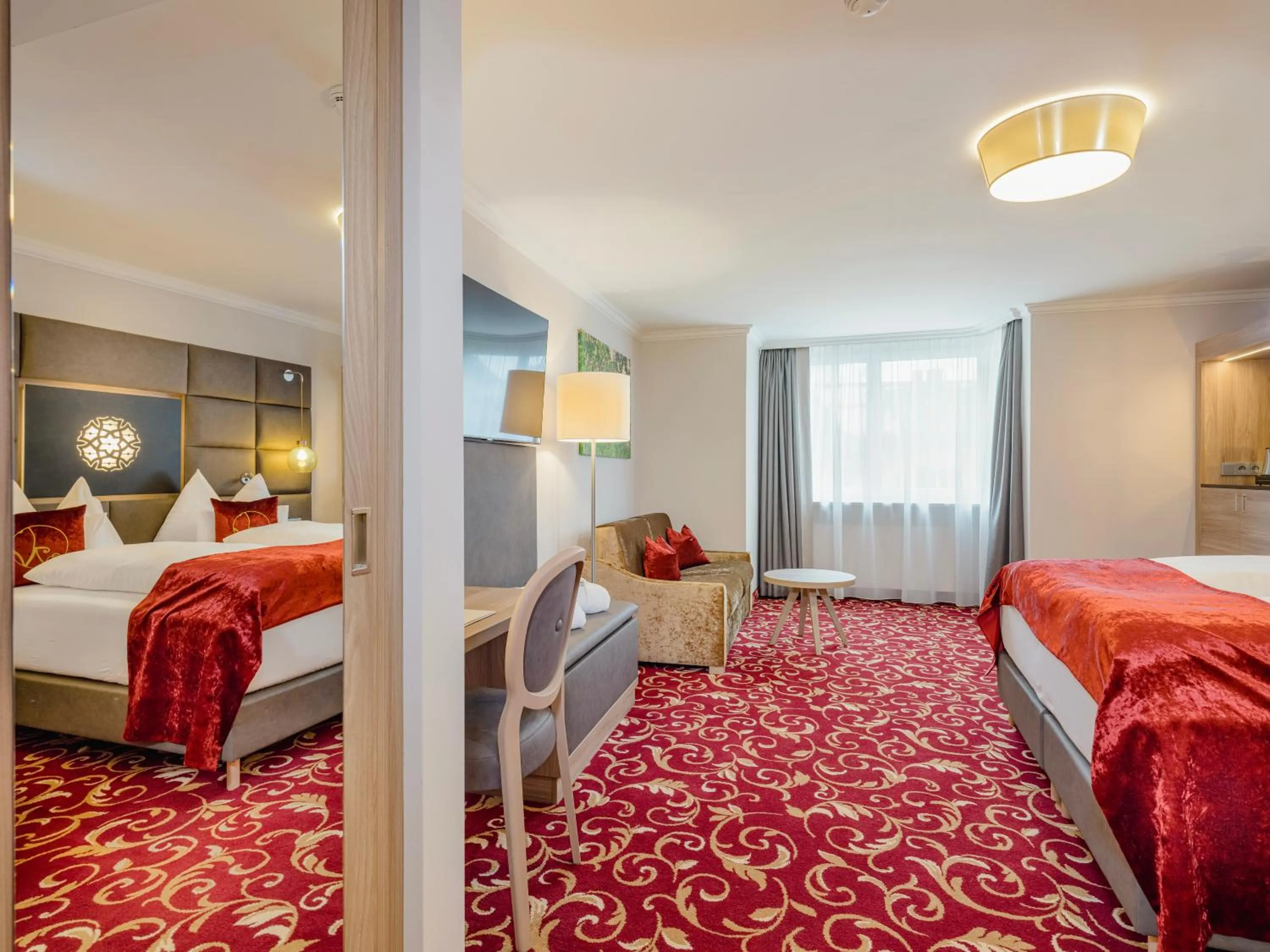 Photo of the whole room, Bed in Hotel Norica - Thermenhotels Gastein mit dem Bademantel direkt in die Therme