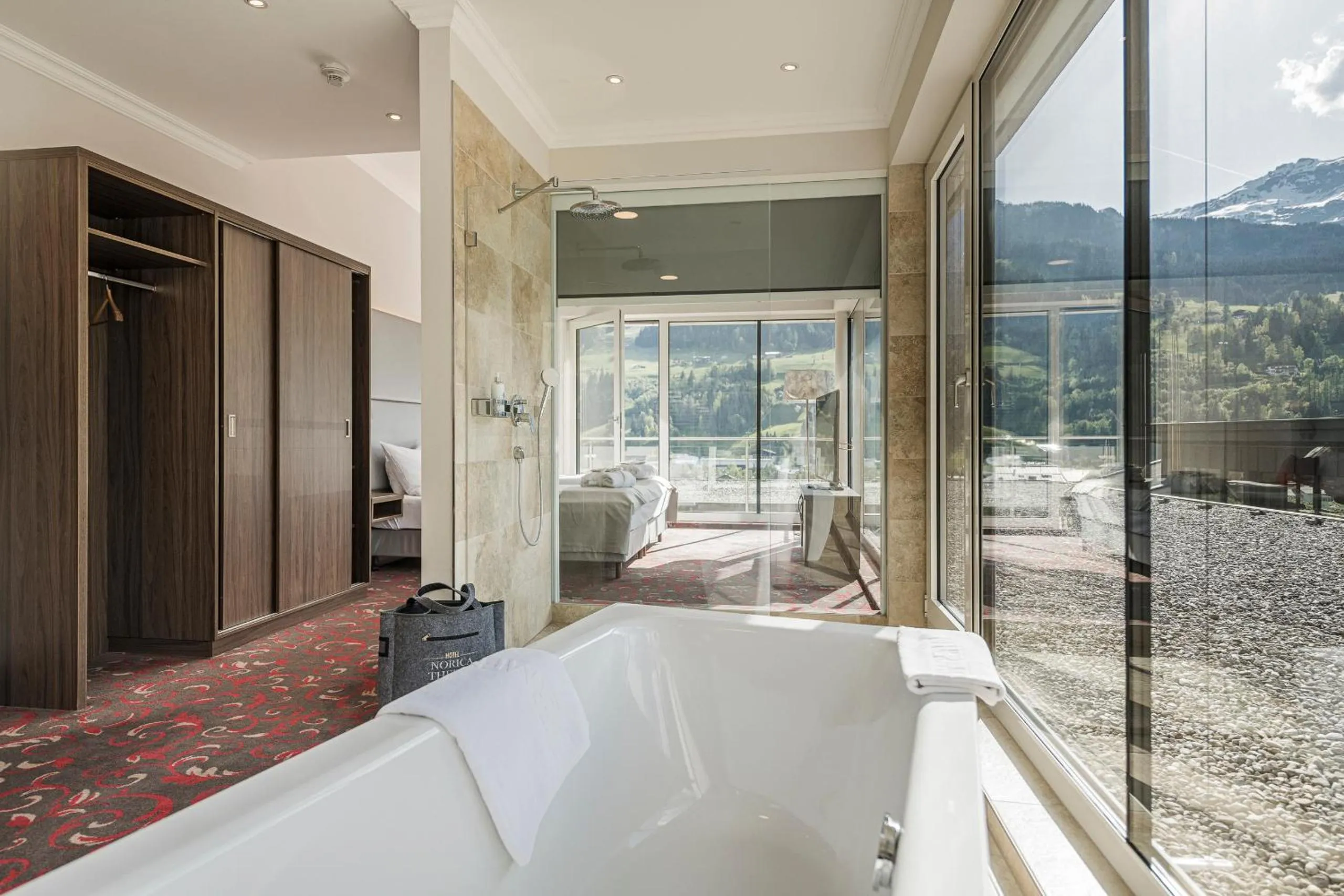 Shower in Hotel Norica - Thermenhotels Gastein mit dem Bademantel direkt in die Therme