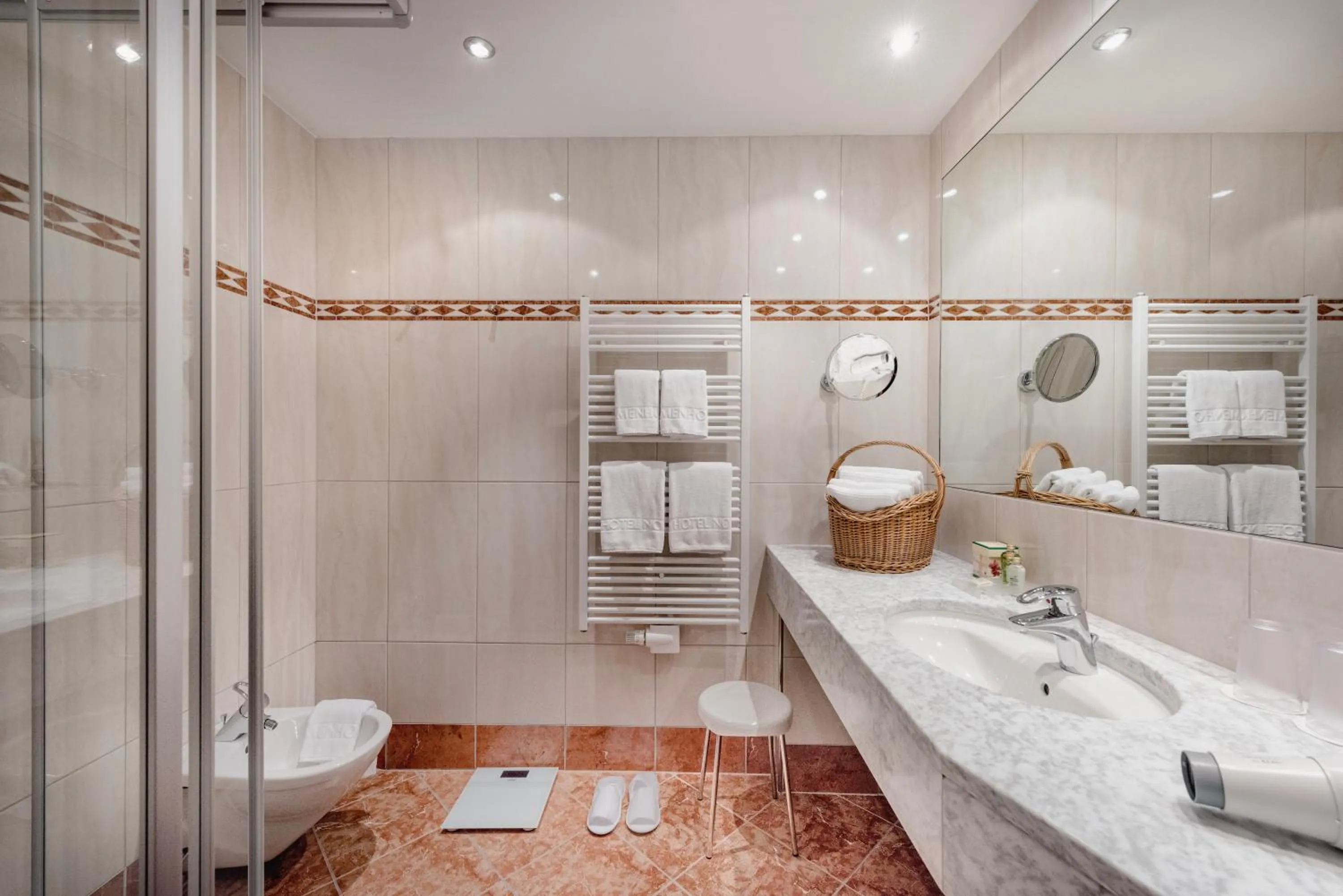 Bathroom in Hotel Norica - Thermenhotels Gastein mit dem Bademantel direkt in die Therme