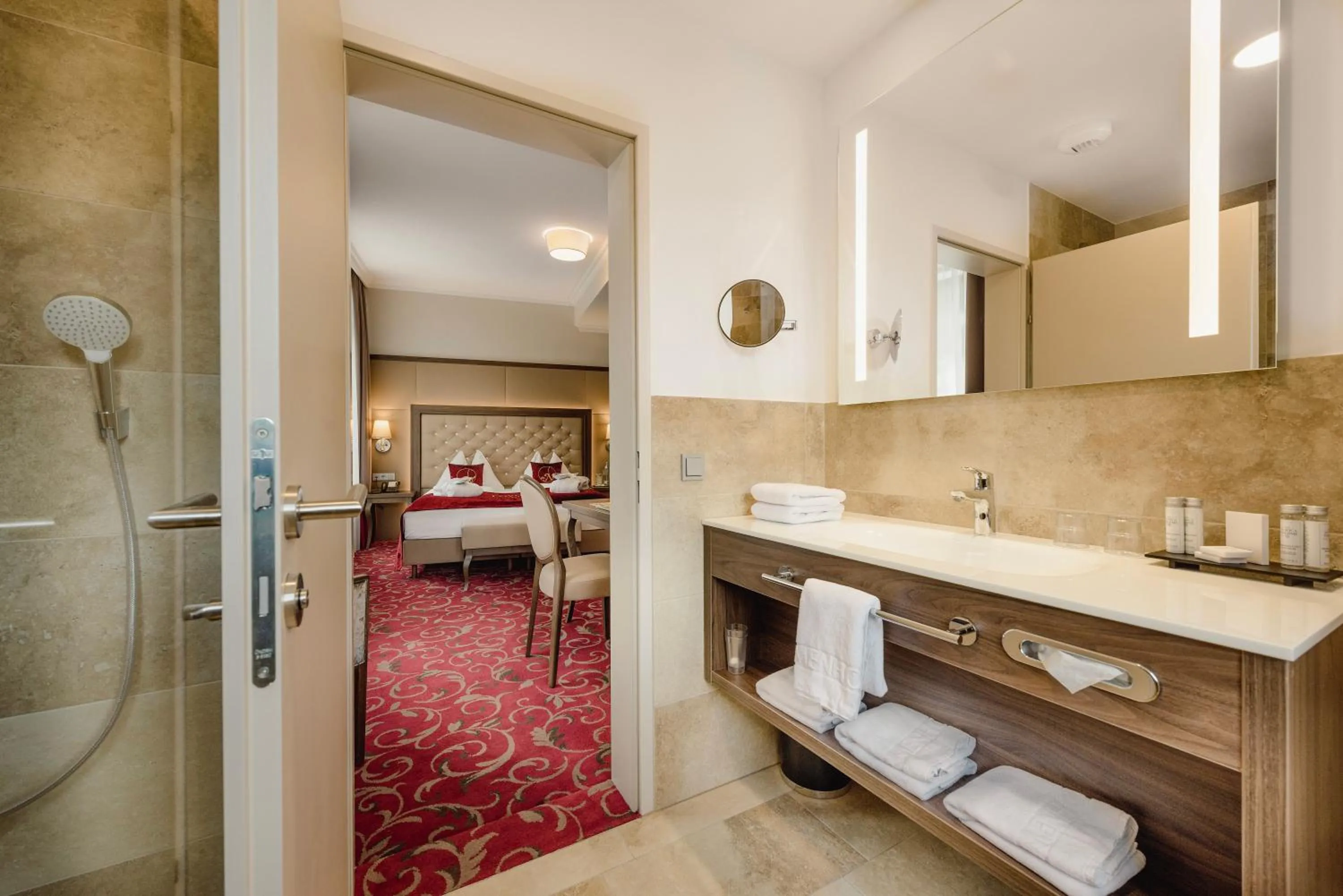 Shower, Bed in Hotel Norica - Thermenhotels Gastein mit dem Bademantel direkt in die Therme