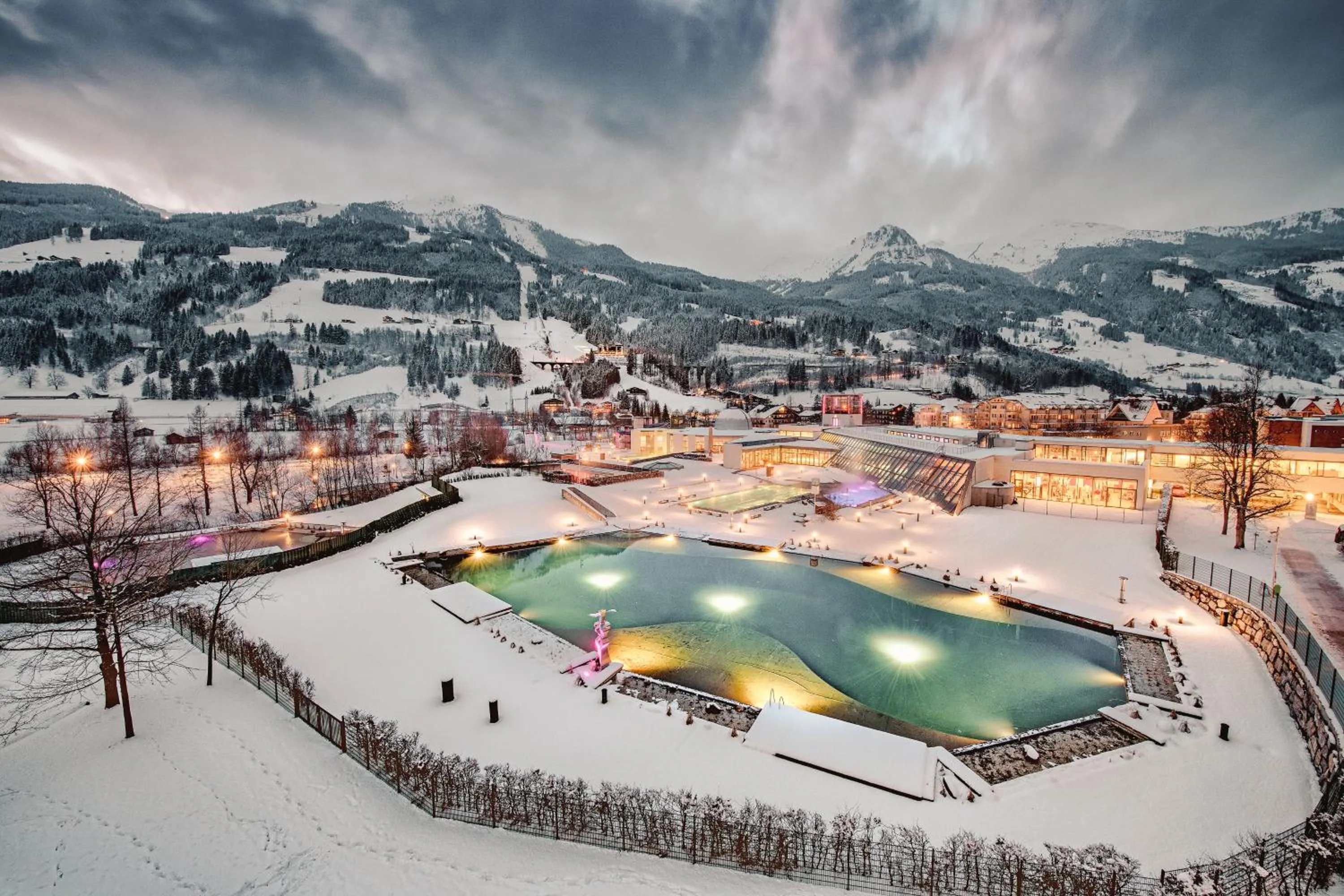 Natural landscape in Hotel Norica - Thermenhotels Gastein mit dem Bademantel direkt in die Therme