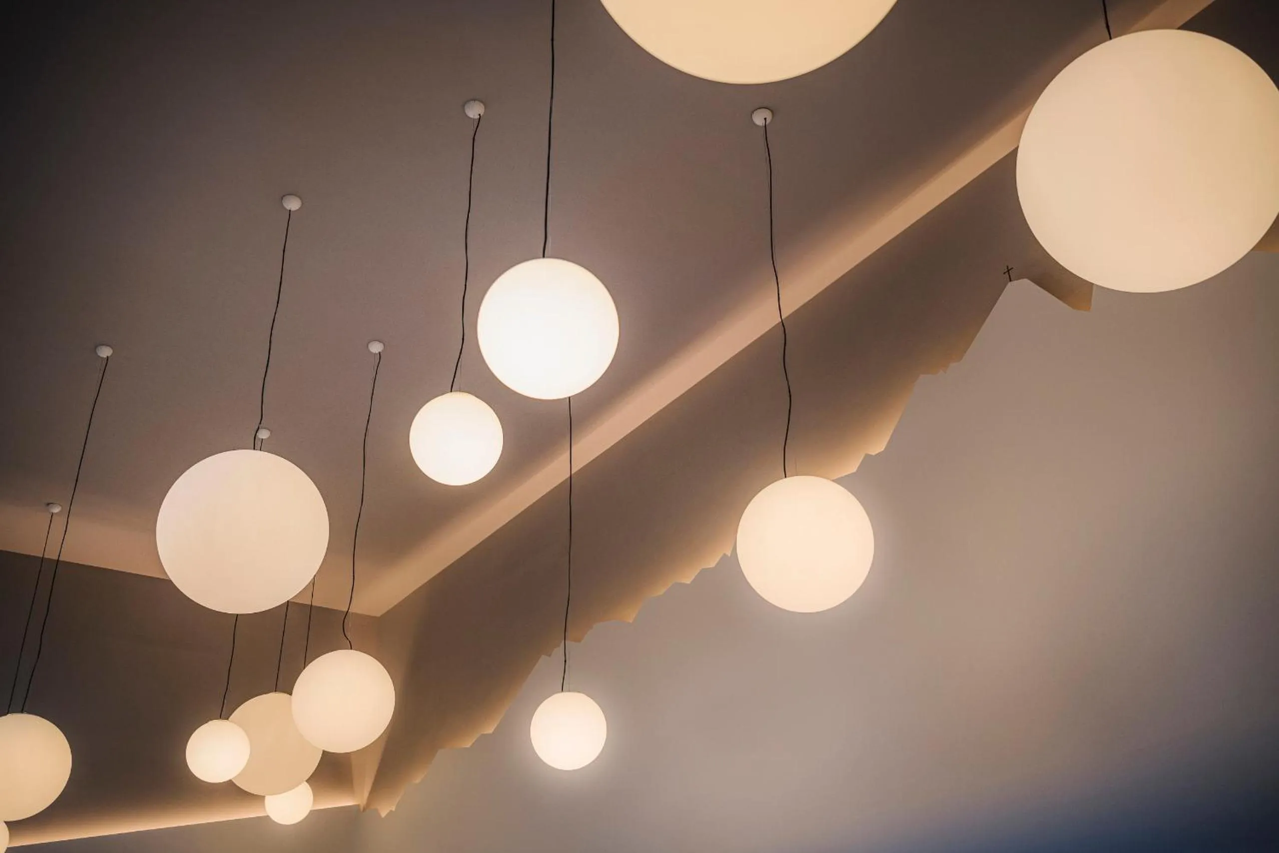 Swimming pool in Hotel Norica - Thermenhotels Gastein mit dem Bademantel direkt in die Therme