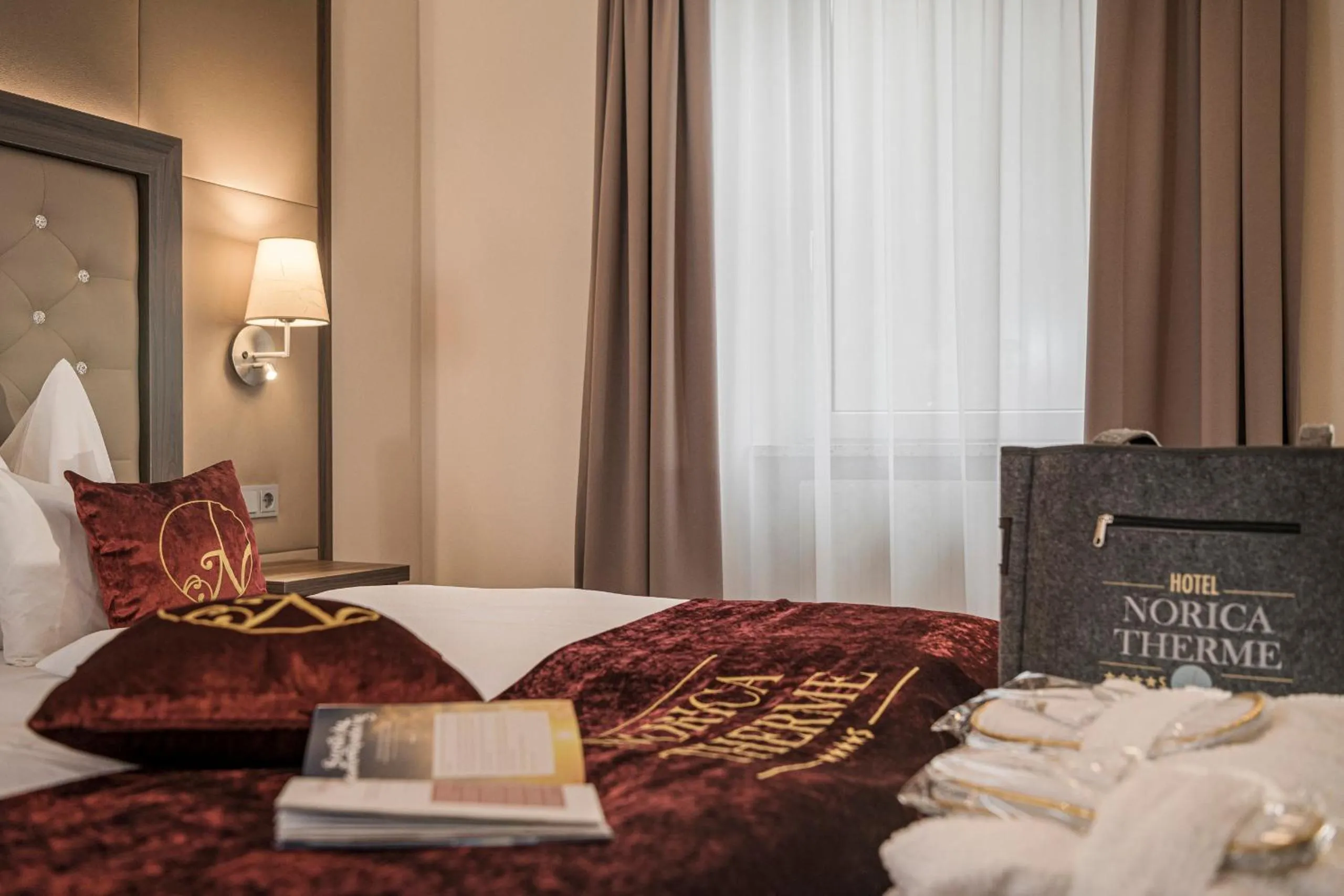 Bed in Hotel Norica - Thermenhotels Gastein mit dem Bademantel direkt in die Therme