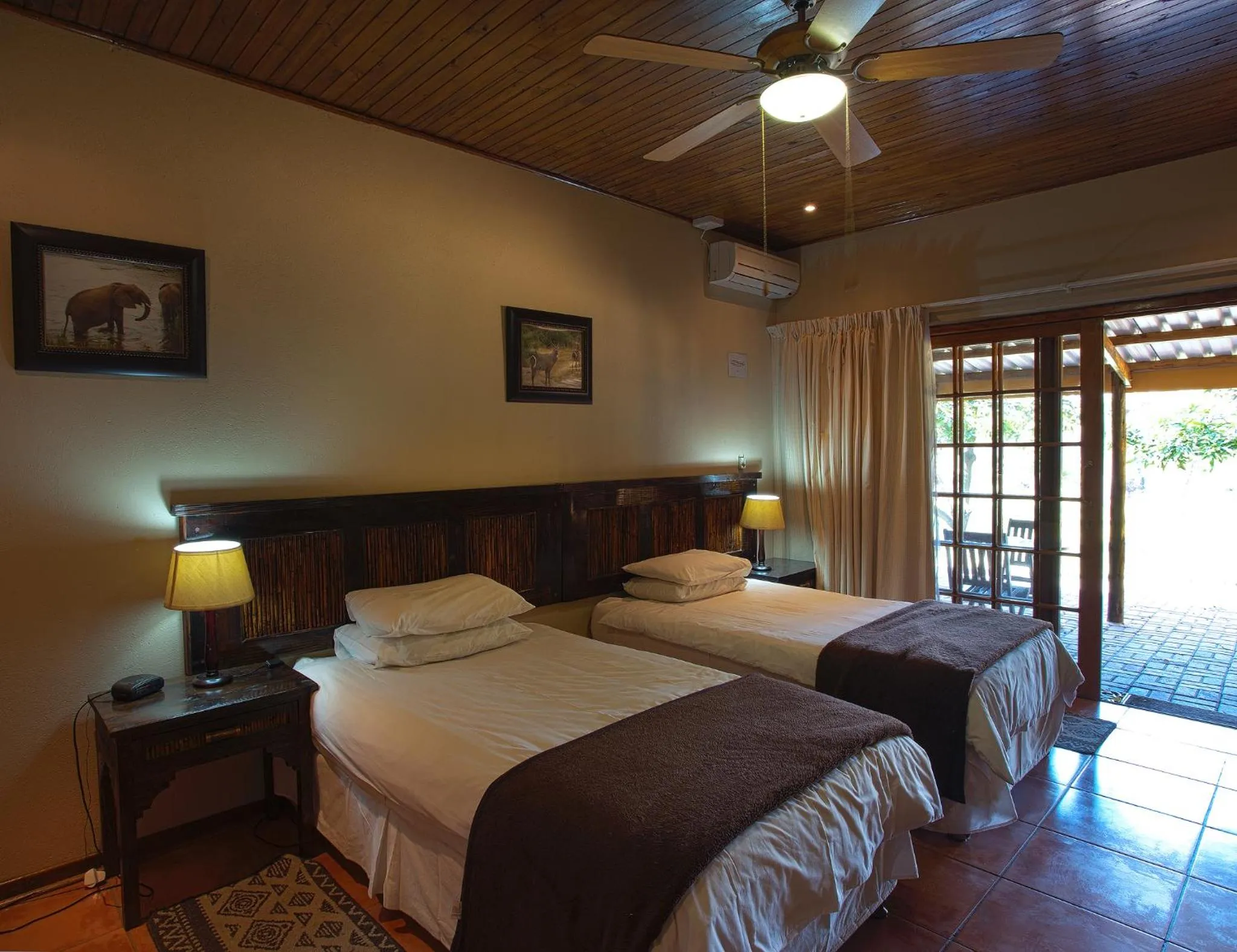 Photo of the whole room, Bed in Sunbird Lodge