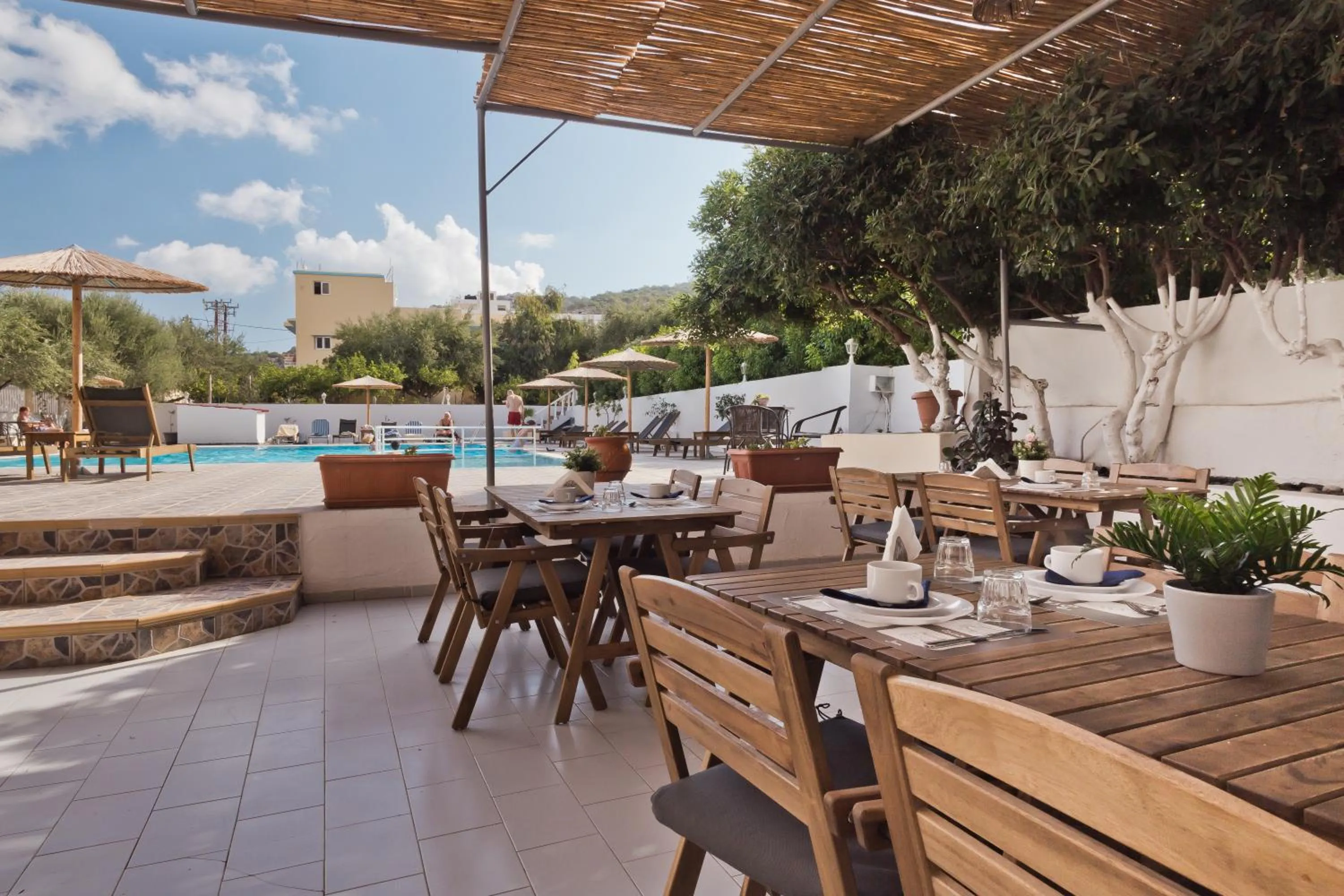 Restaurant/places to eat in Regina Studios & Hotel