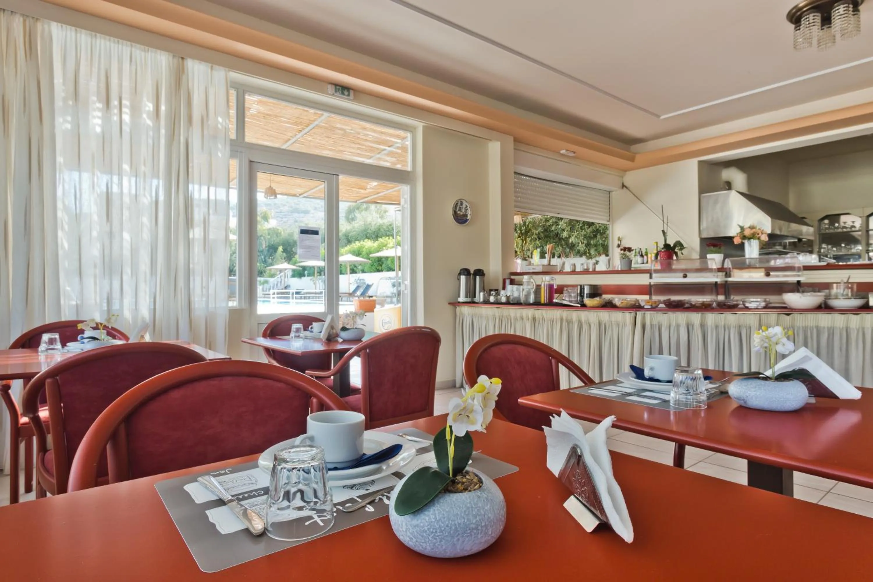 Restaurant/places to eat in Regina Studios & Hotel