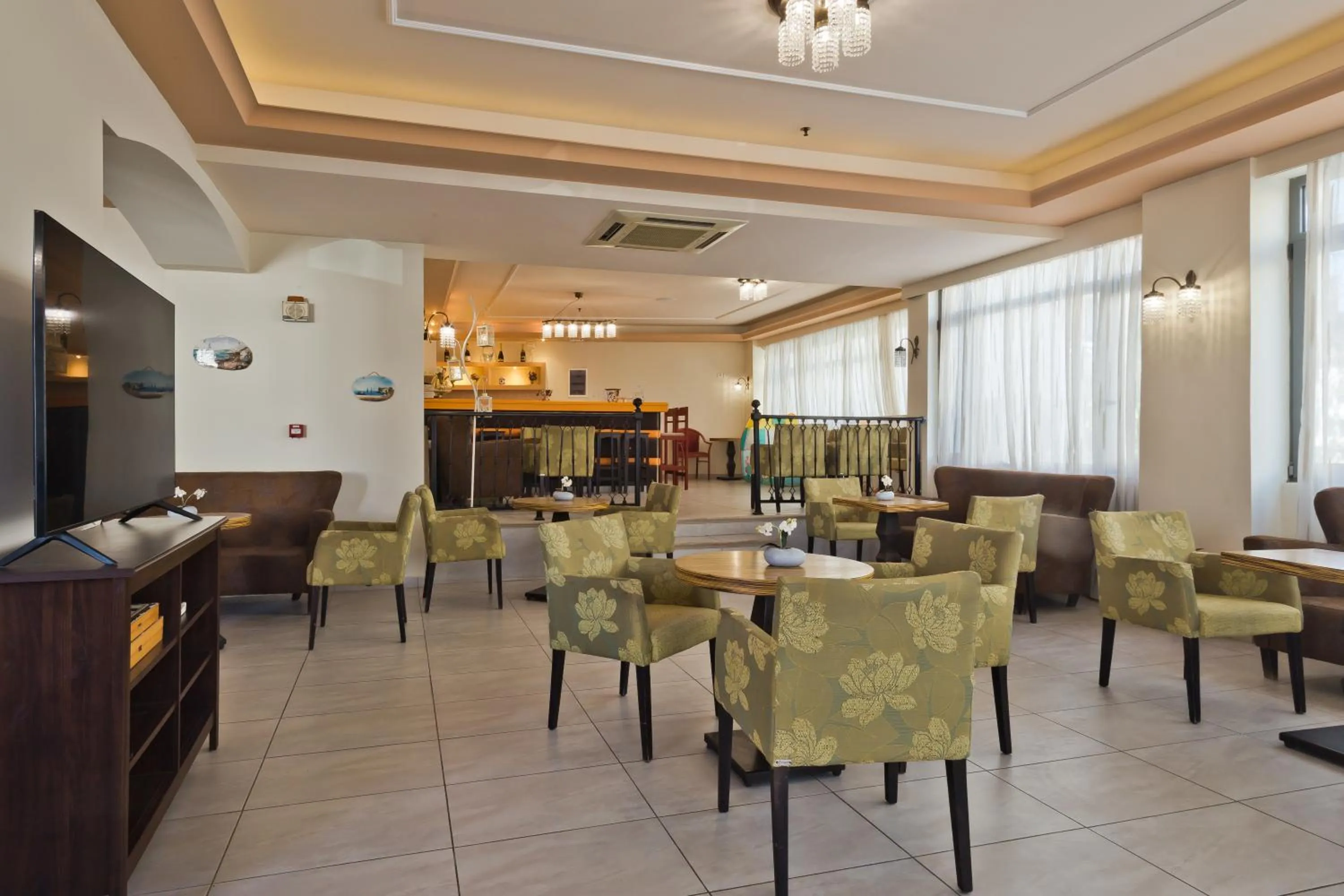 TV and multimedia in Regina Studios & Hotel