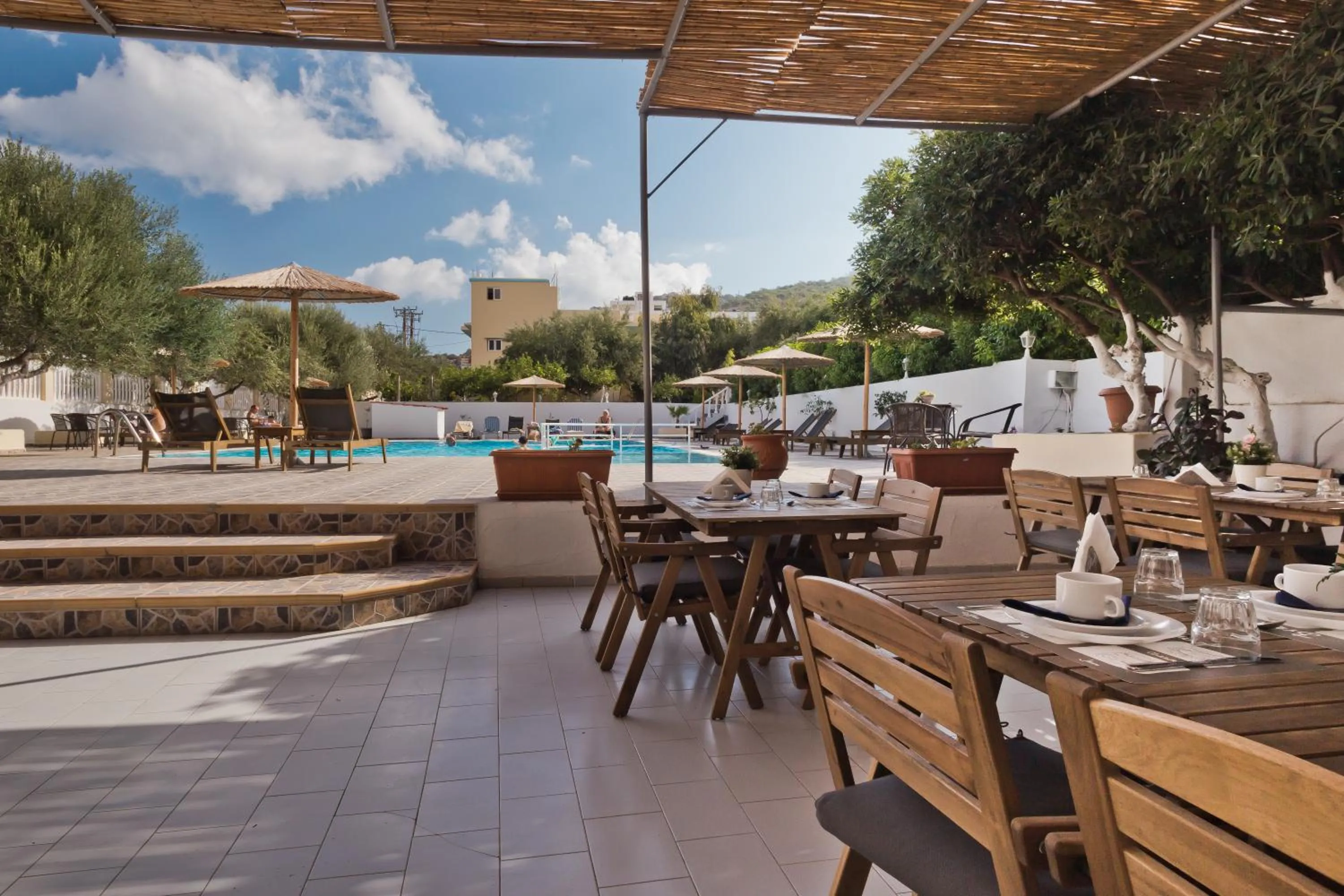 Restaurant/places to eat in Regina Studios & Hotel