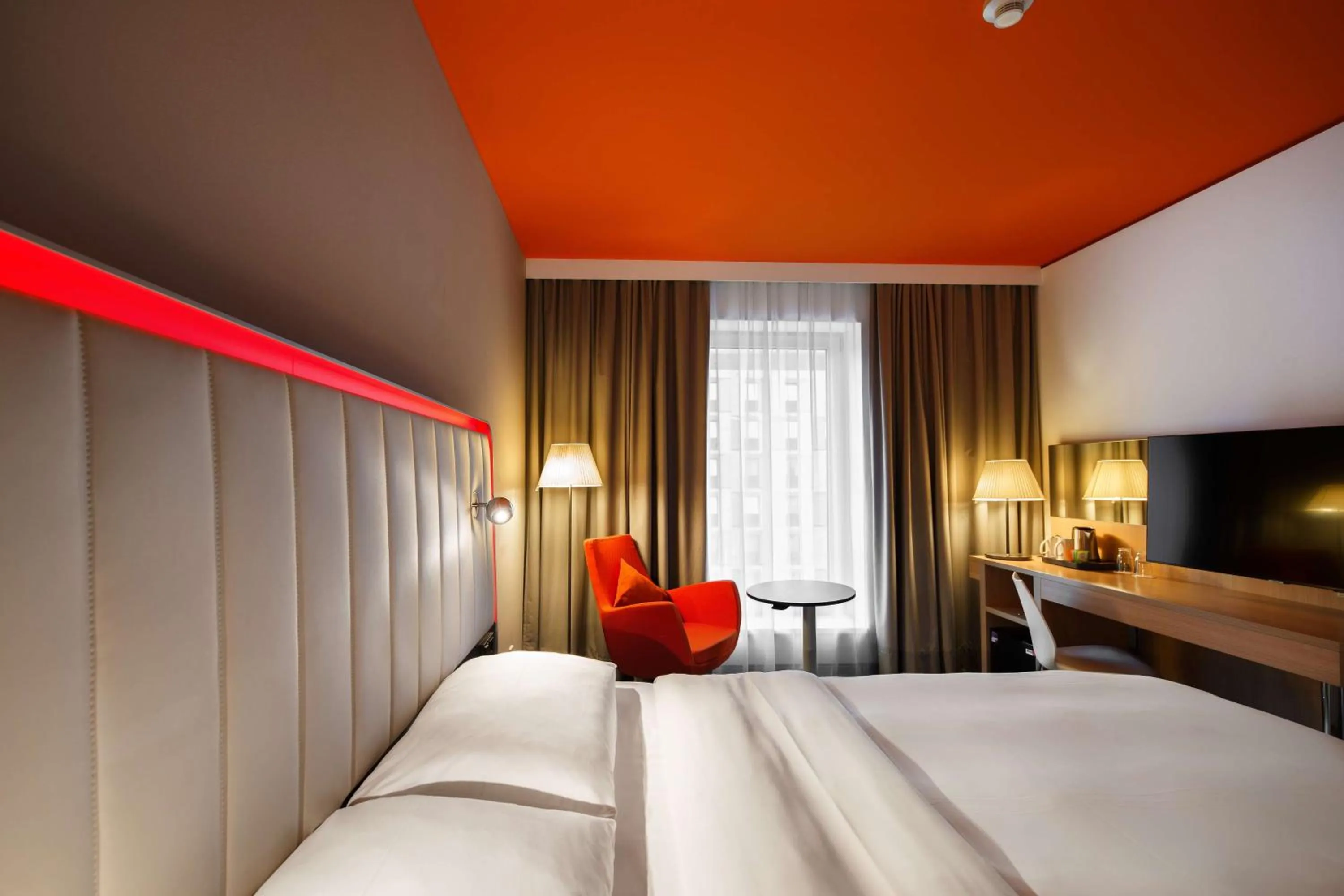 Bedroom, Bed in Park Inn by Radisson Frankfurt Airport